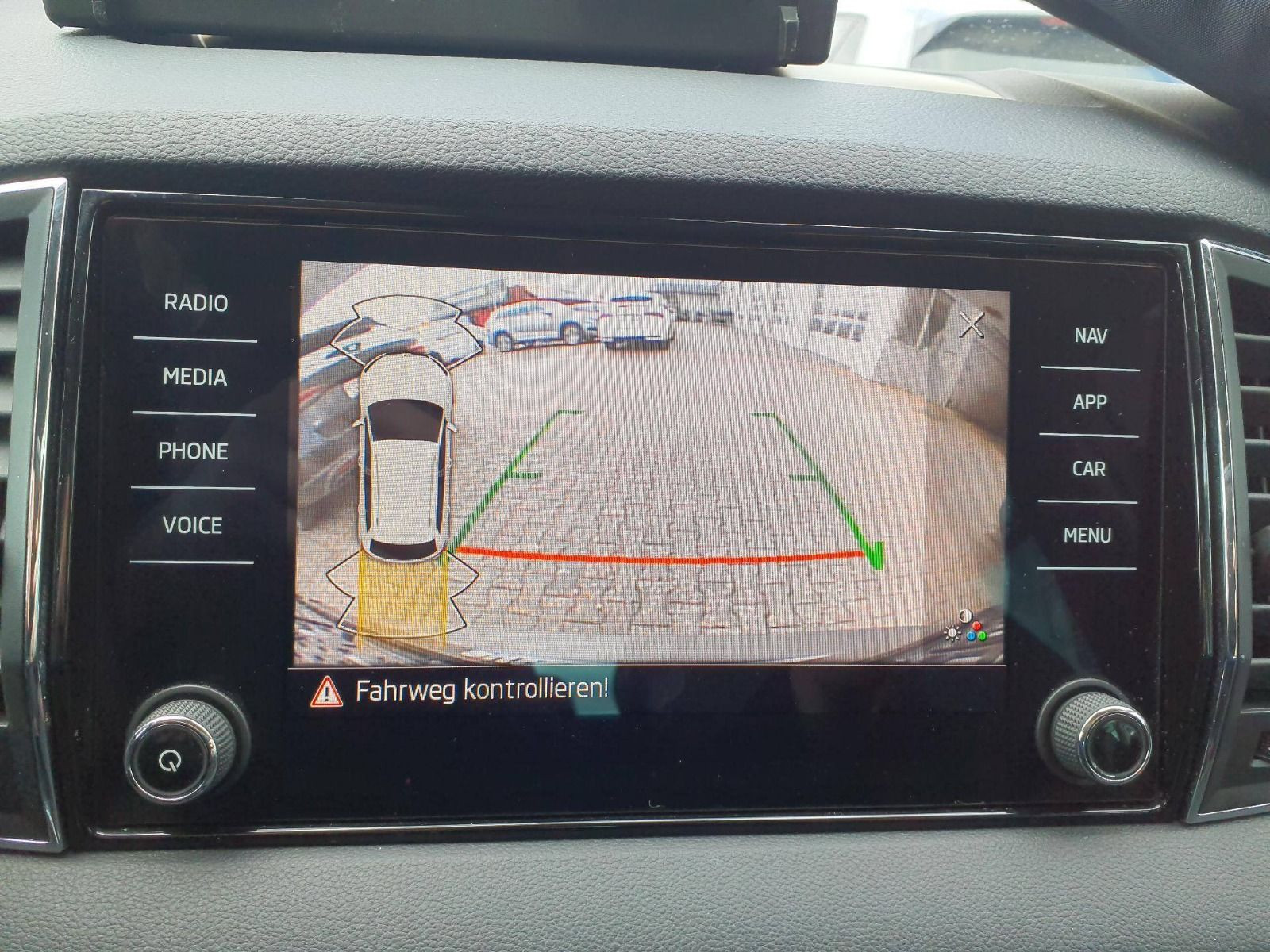 Skoda Karoq Drive 125 1,5TSI Navi GRA LED Sitzhzg Car PLay