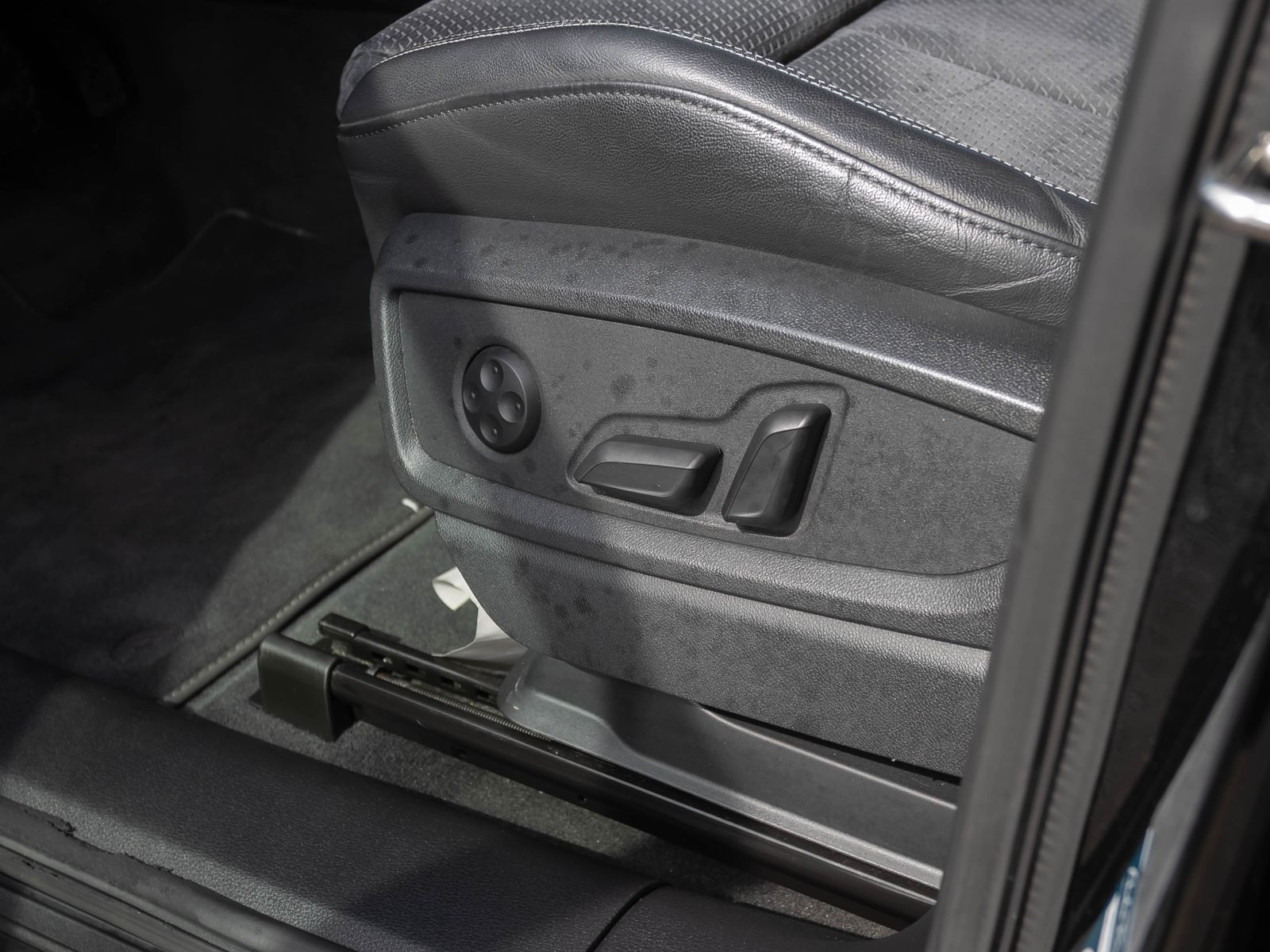 Audi Q5 S line 55TFSIe qu Navi Matrix HuD Luftfederung