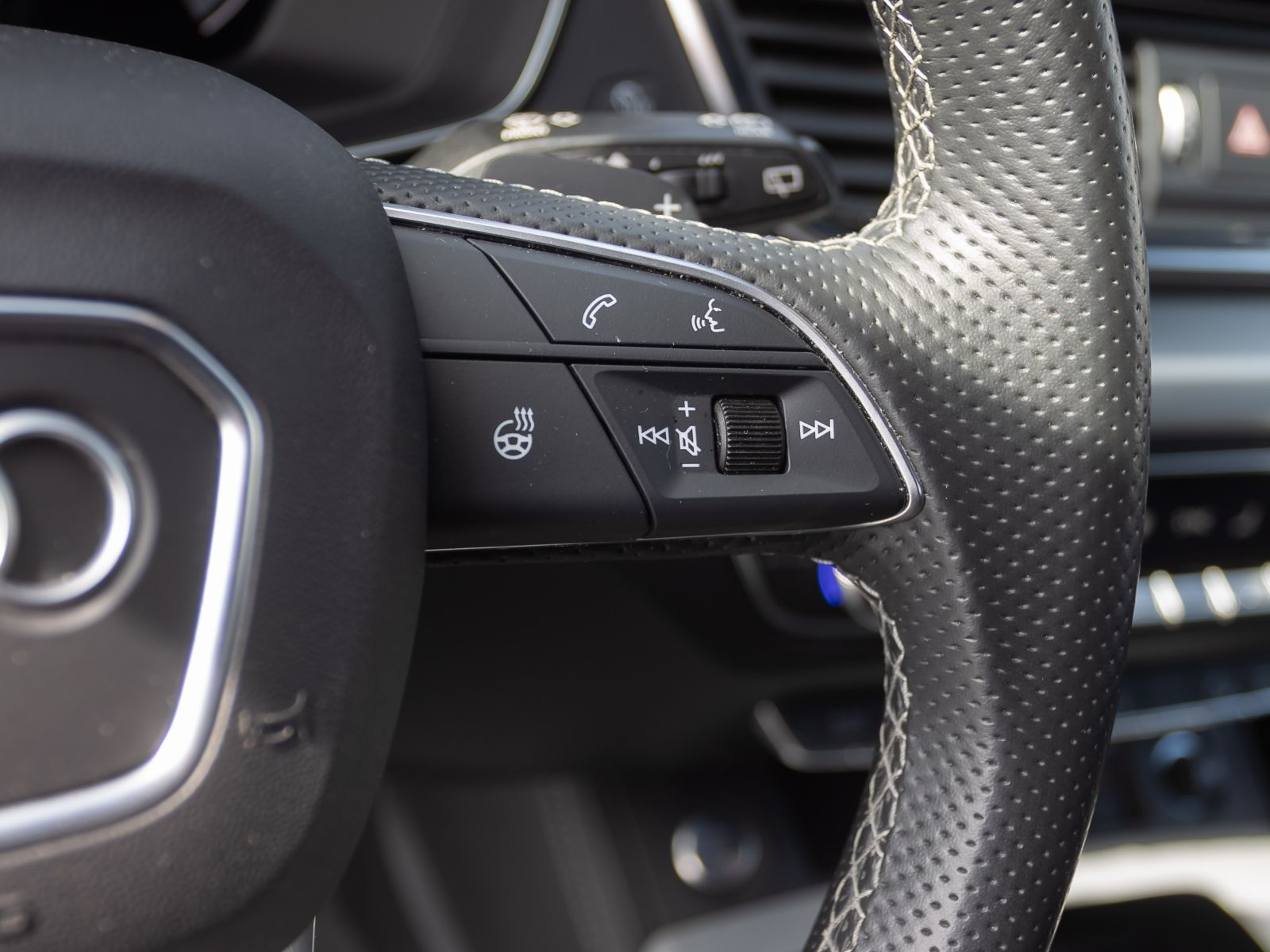Audi Q5 S line 55TFSIe qu Navi Matrix HuD Luftfederung