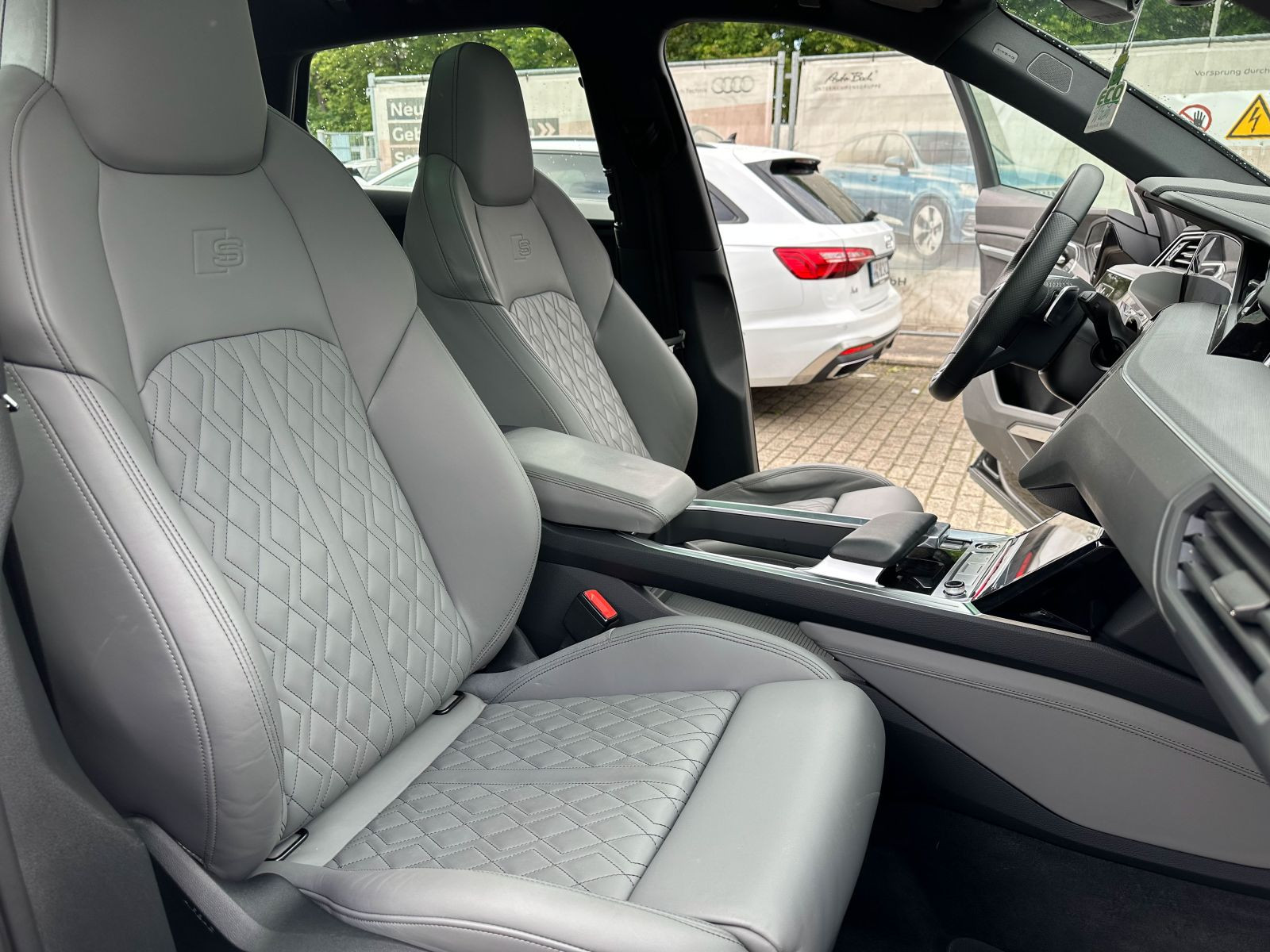 Audi Q8 e-tron S line 55 Matrix Luftfederung Standklima Panorama