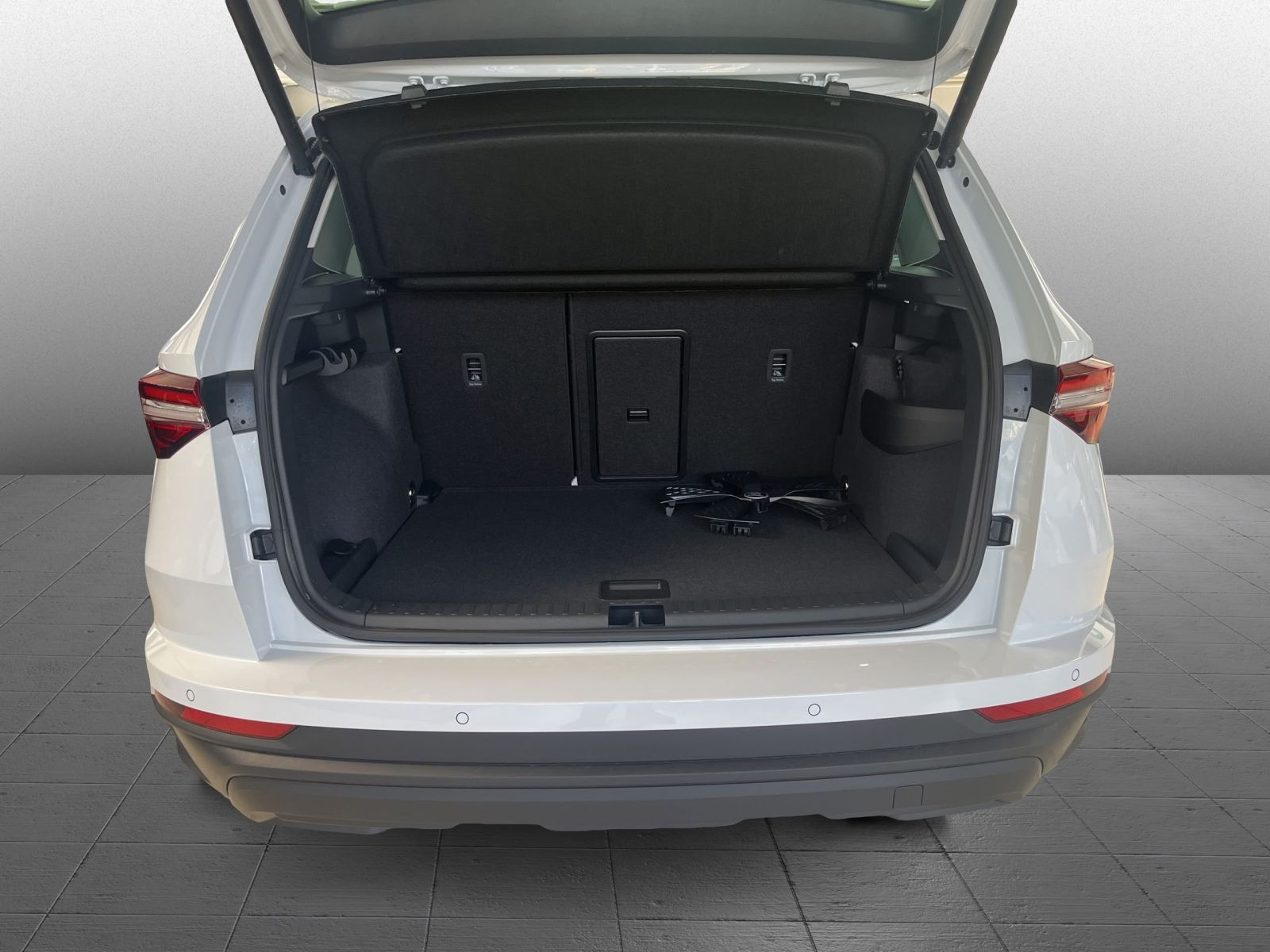 Skoda Karoq Tour 2,0 TDI DSG ACC AHK NAVI RFK KESSY