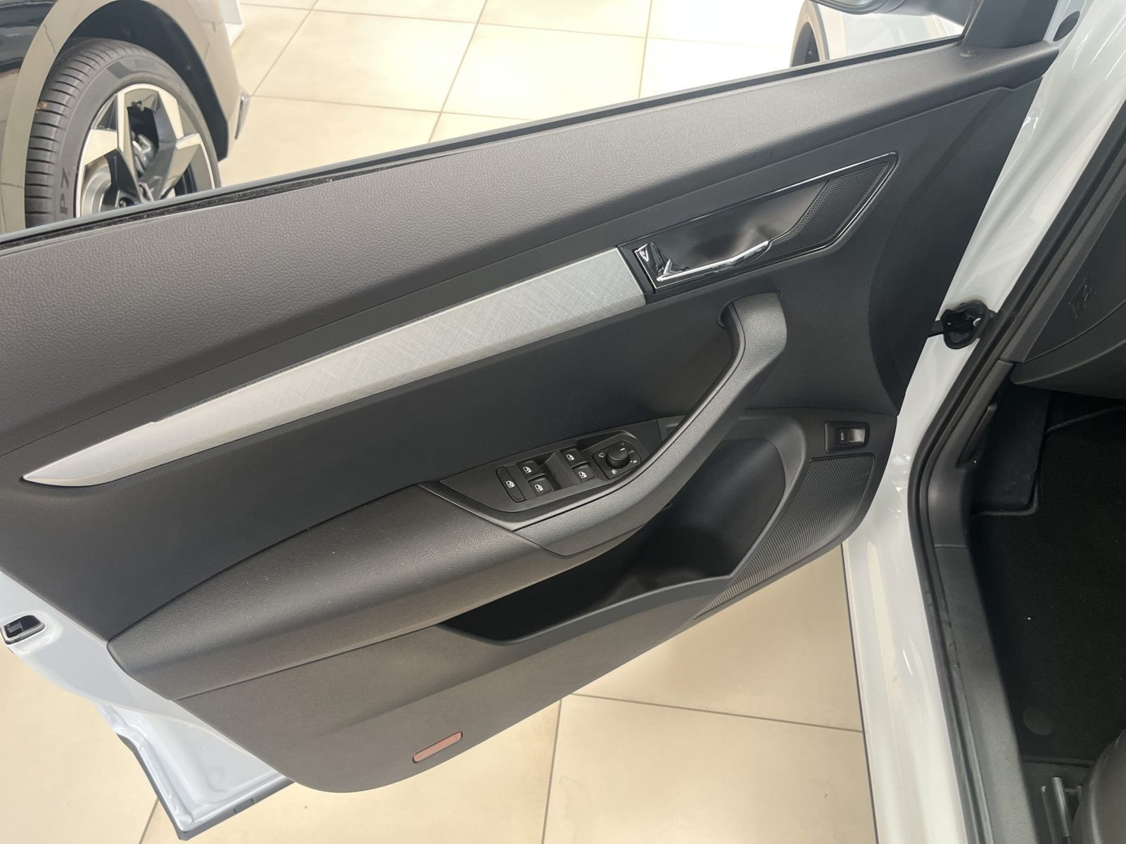Skoda Karoq Tour 2,0 TDI DSG ACC AHK NAVI RFK KESSY