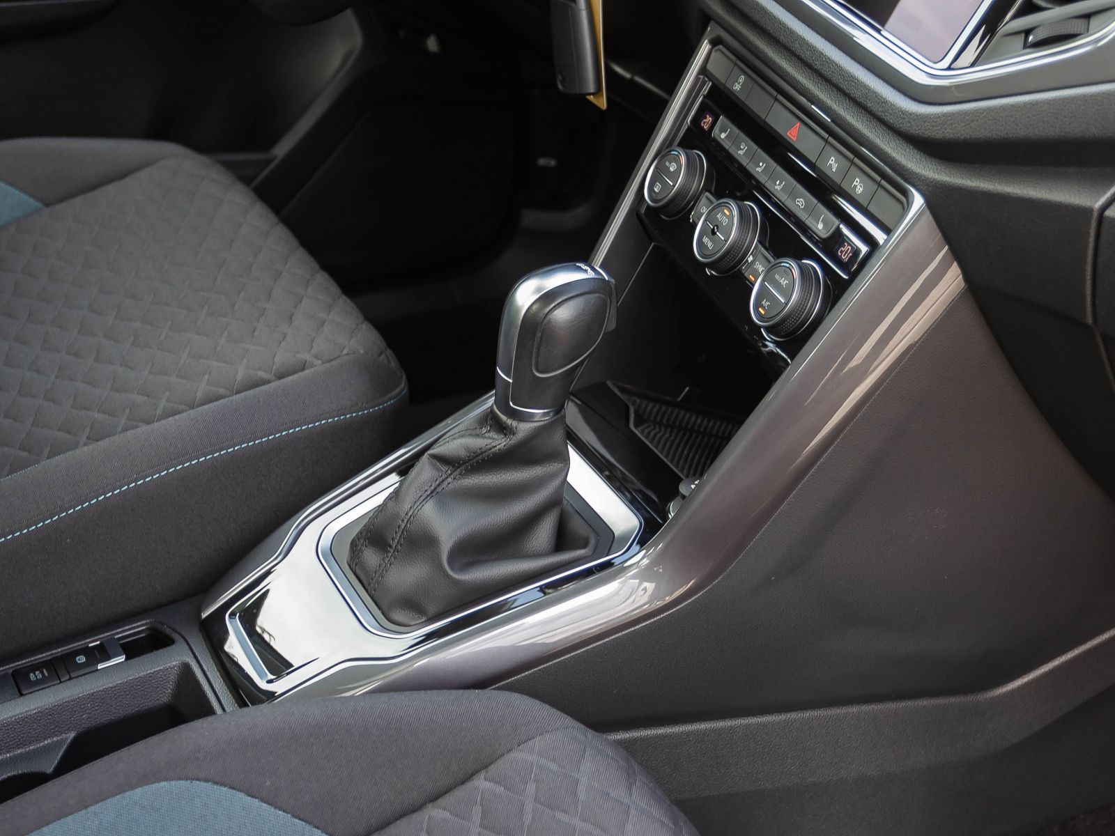Volkswagen T-ROC 1.5 TSI DSG IQ.DRIVE, Panoramadach, Navi, LED, Rückfahrkamera