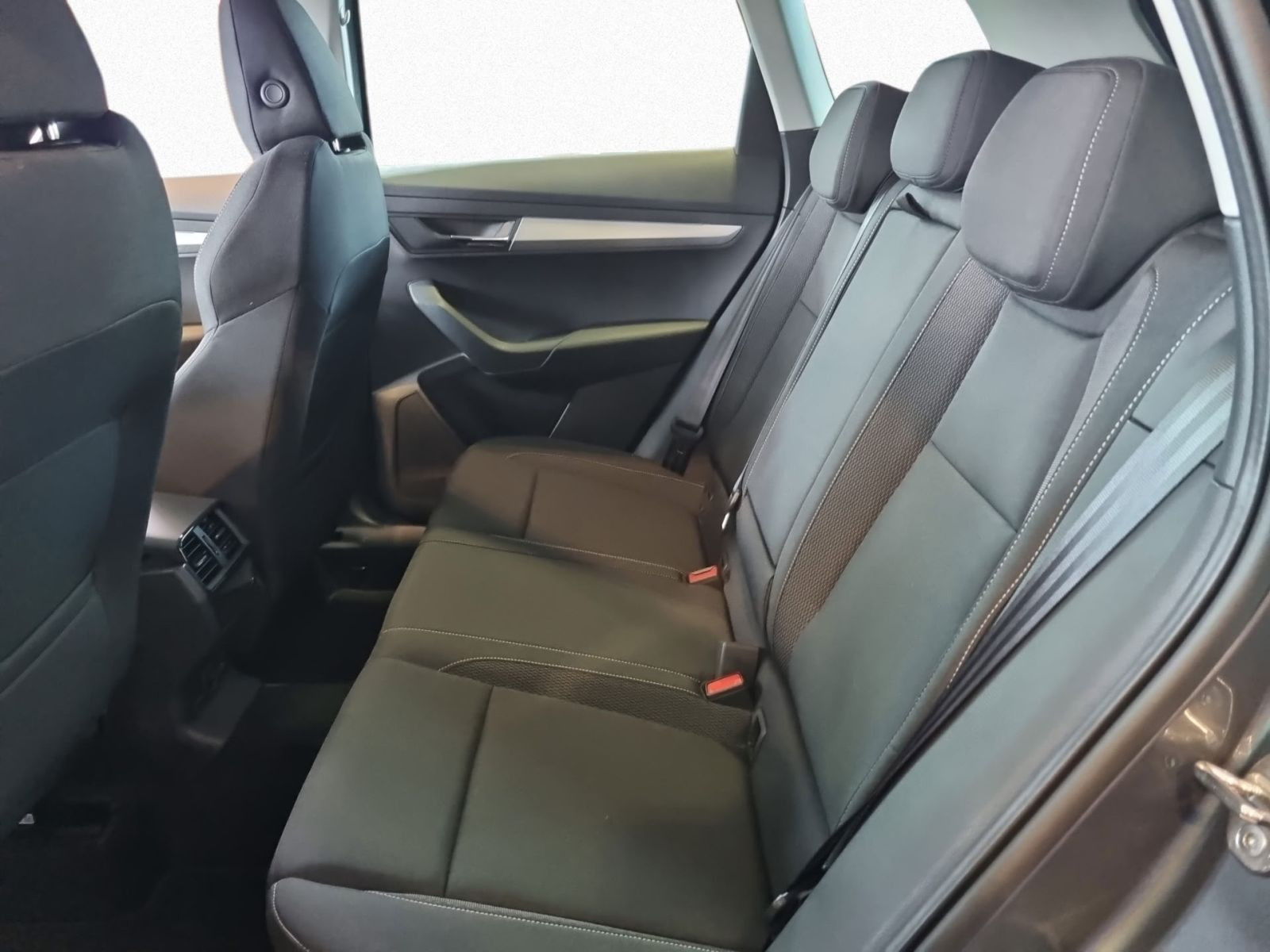 Skoda Karoq Tour 2,0 TDI DSG ACC AHK NAVI RFK KESSY