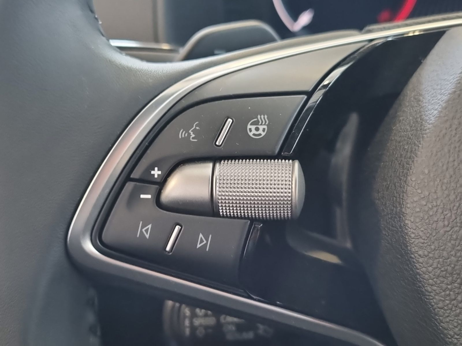 Skoda Karoq Tour 2,0 TDI DSG ACC AHK NAVI RFK KESSY
