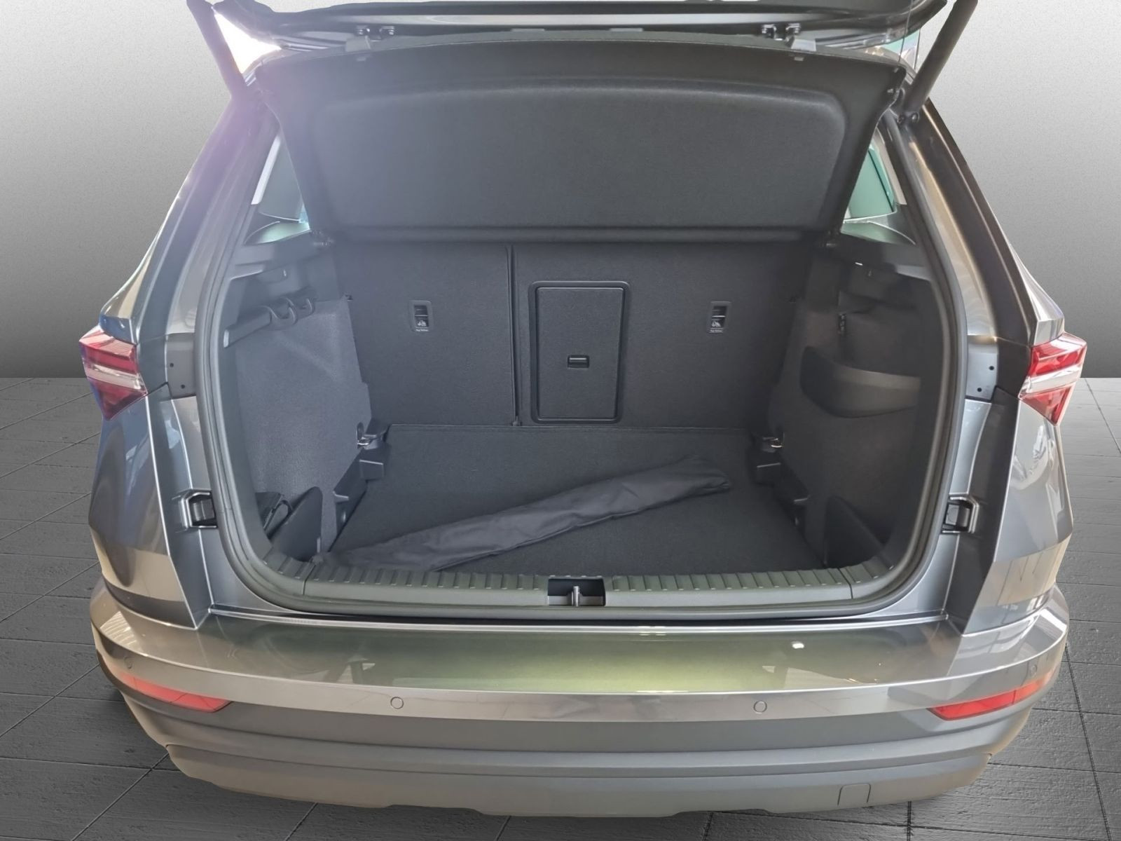Skoda Karoq Tour 2,0 TDI DSG ACC AHK NAVI RFK KESSY