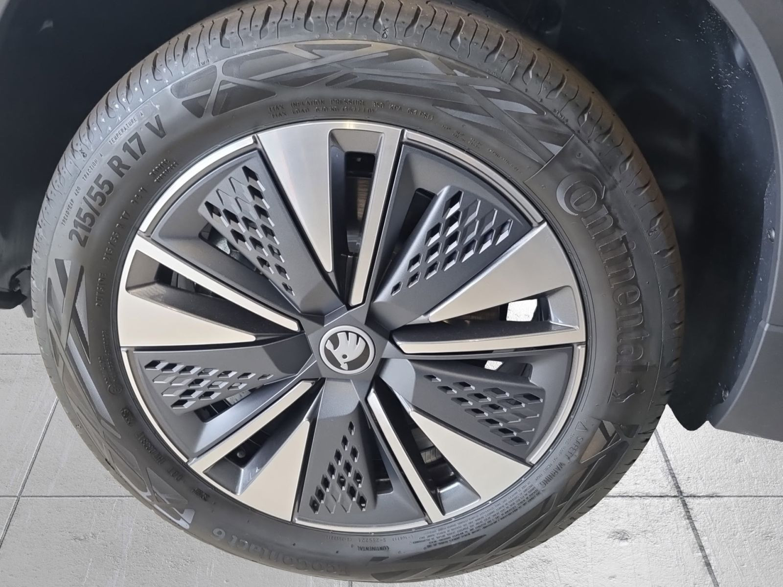 Skoda Karoq Tour 2,0 TDI DSG ACC AHK NAVI RFK KESSY