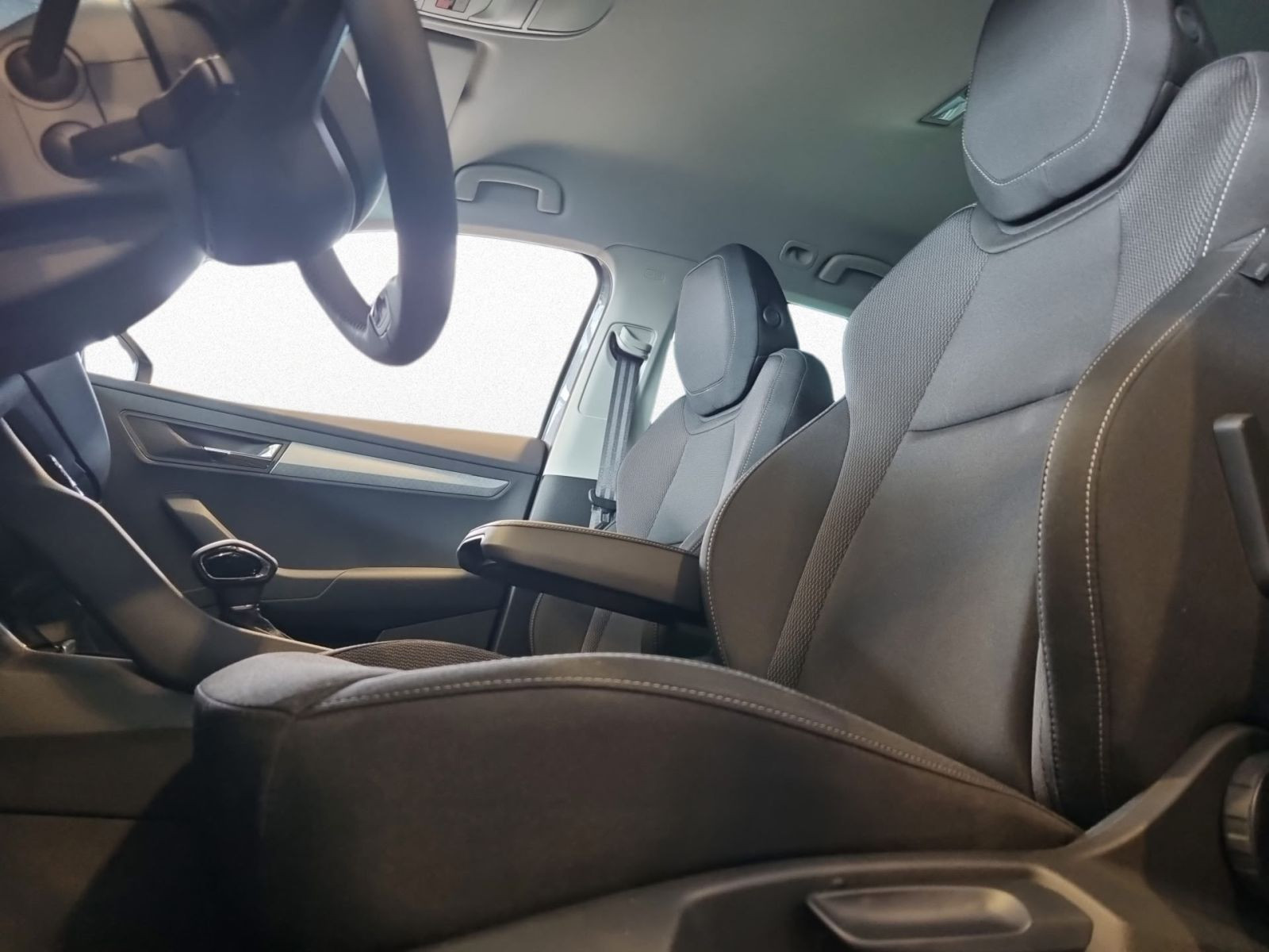 Skoda Karoq Tour 2,0 TDI DSG ACC AHK NAVI RFK KESSY