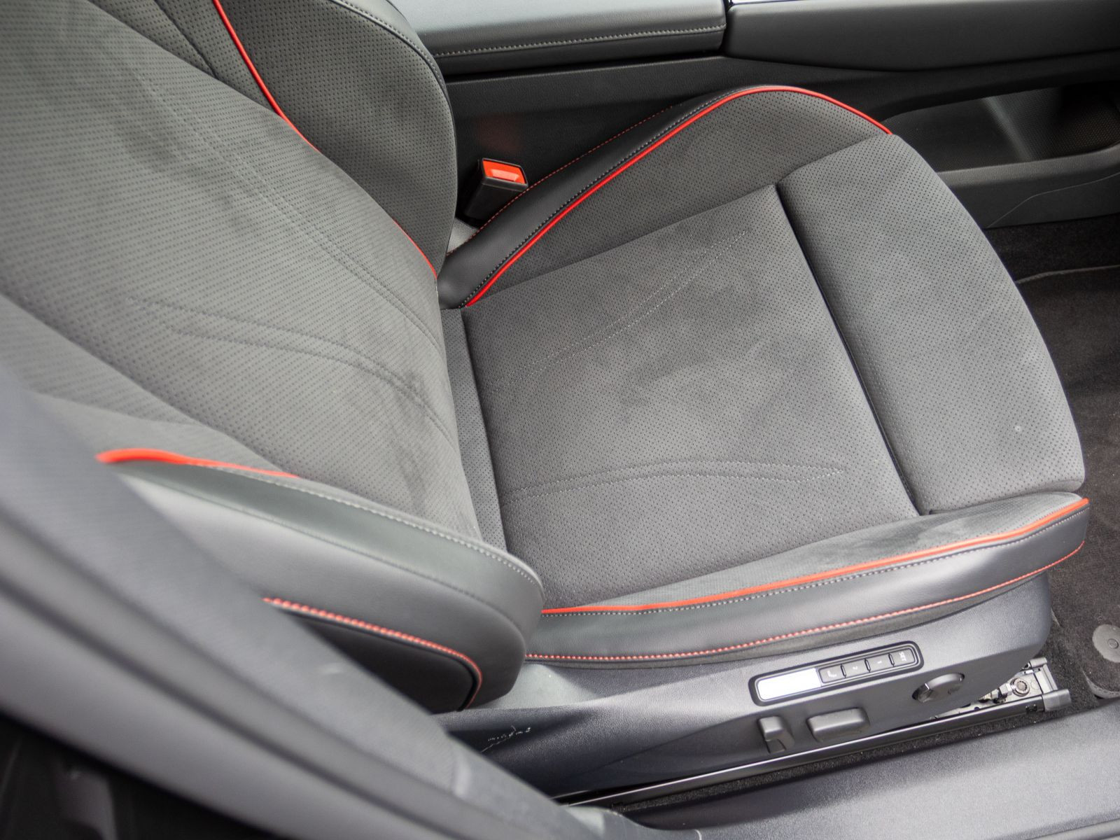 Volkswagen ID.7 Tourer GTX, AHK, Navi, LED-Matrix, Soundsystem, Umgebungsansicht Area View inkl. Rückfahrkamera
