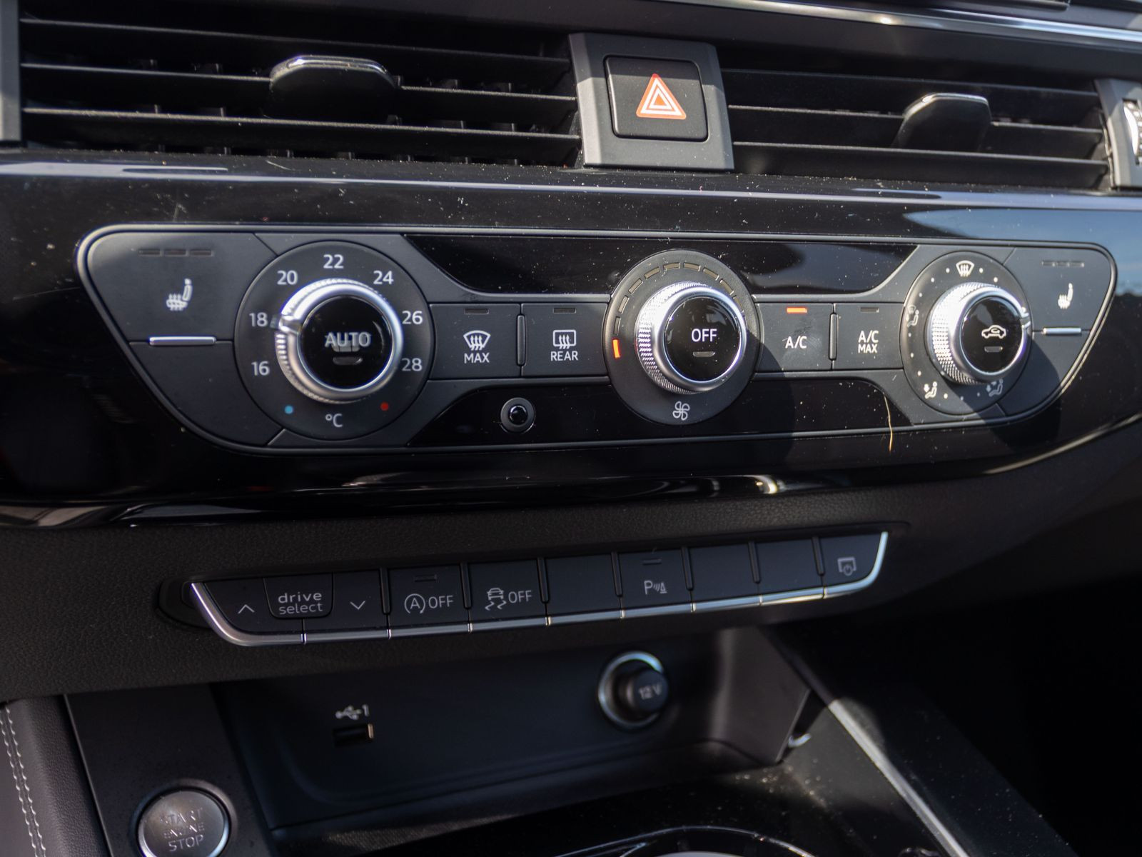 Audi A4 Avant Advanced 40TFSI Stronic Navi HuD Matrix