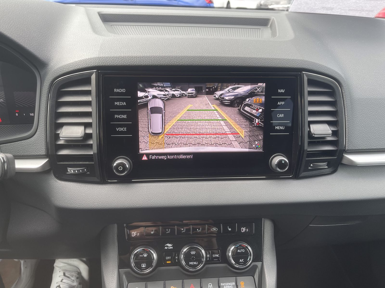 Skoda Karoq Tour 1.5 TSI Sitzhzg Car Play AHK