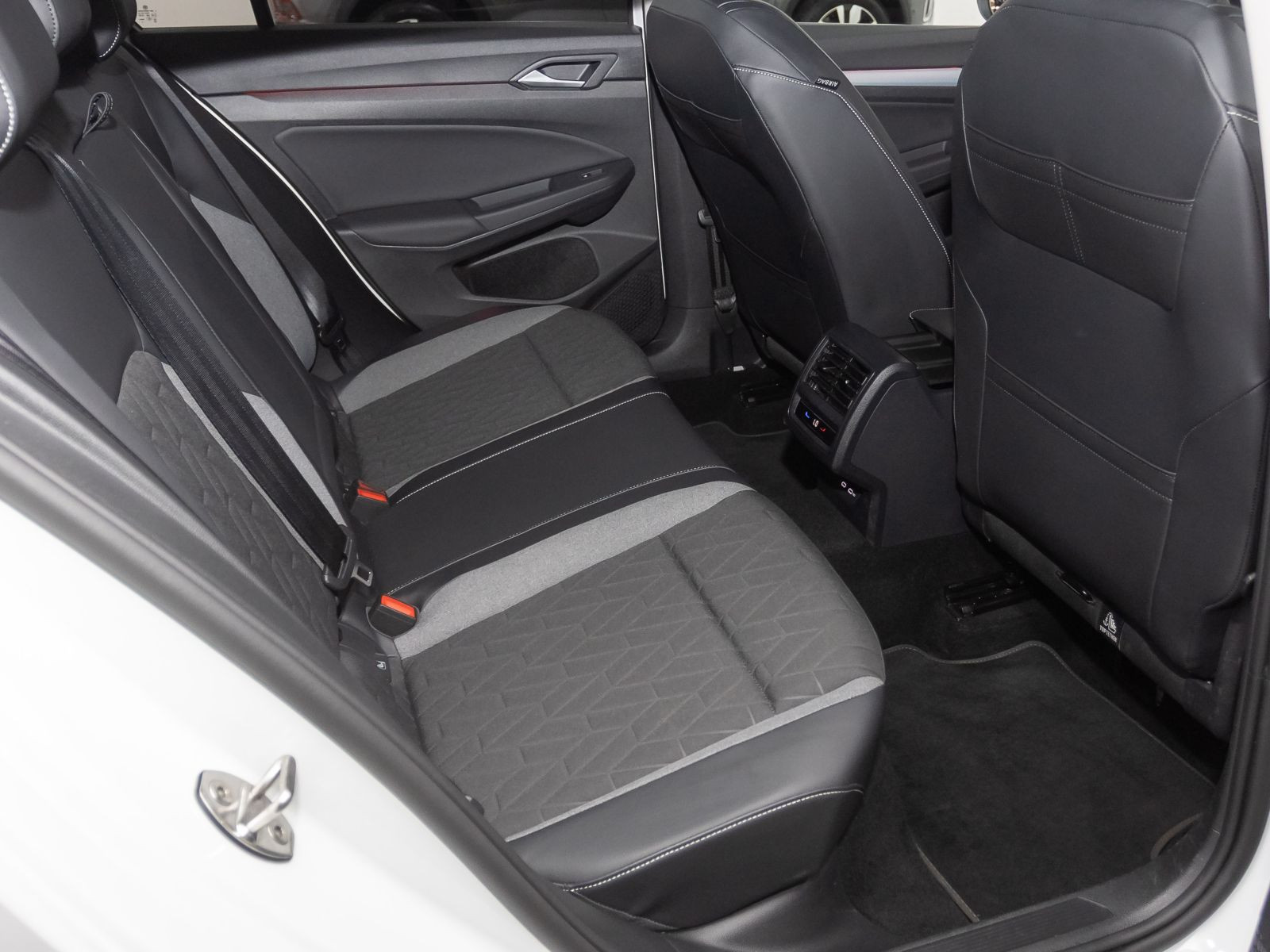 Volkswagen Golf VIII 1.5 eTSI DSG Goal, AHK, Navi, LED-Plus, Rückfahrkamera, App-Connect