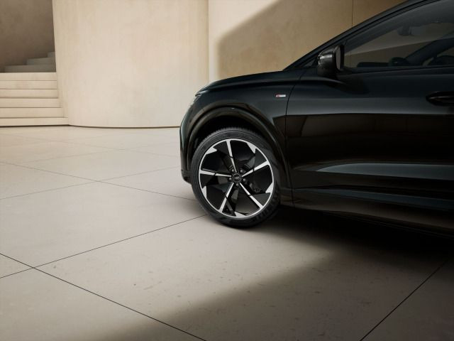 Audi Q4 SUV e-tron S line quattro  HuD/ Pano/ TechPlus / 220 kW