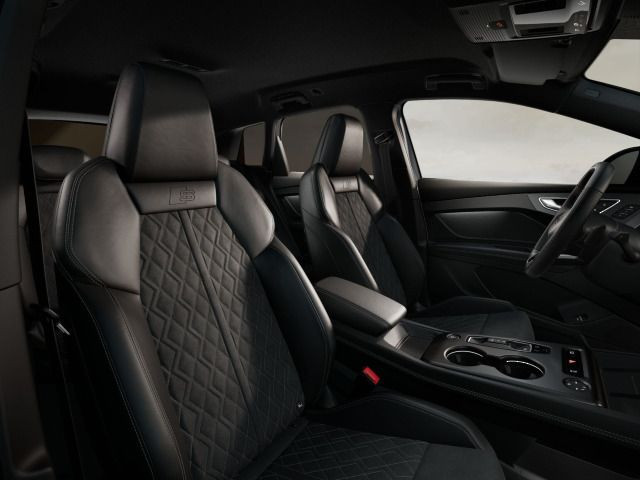 Audi Q4 SUV e-tron S line perform.  210kW TechPlus/ AHK/ 21" "/ MMIpro