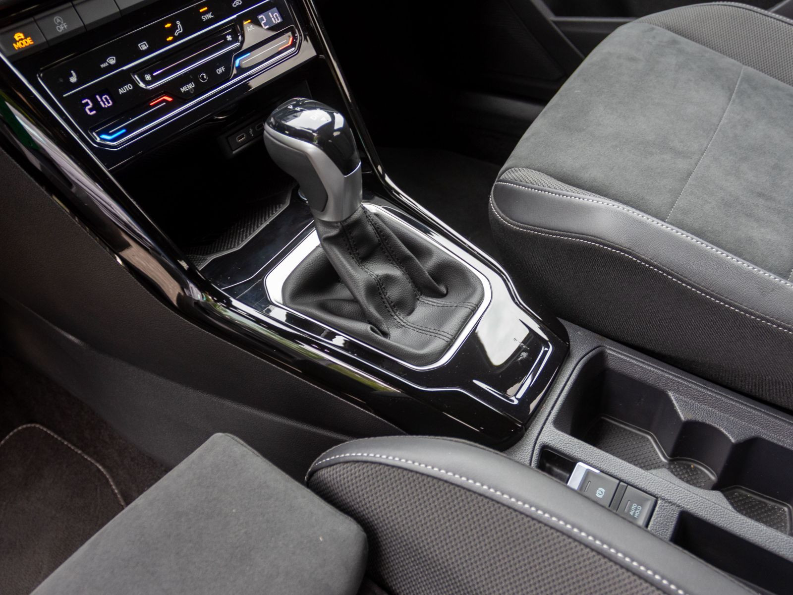 Volkswagen T-ROC 1.5 TSI DSG R-Line, Navi, LED, Rückfahrkamera, App-Connect, AHK