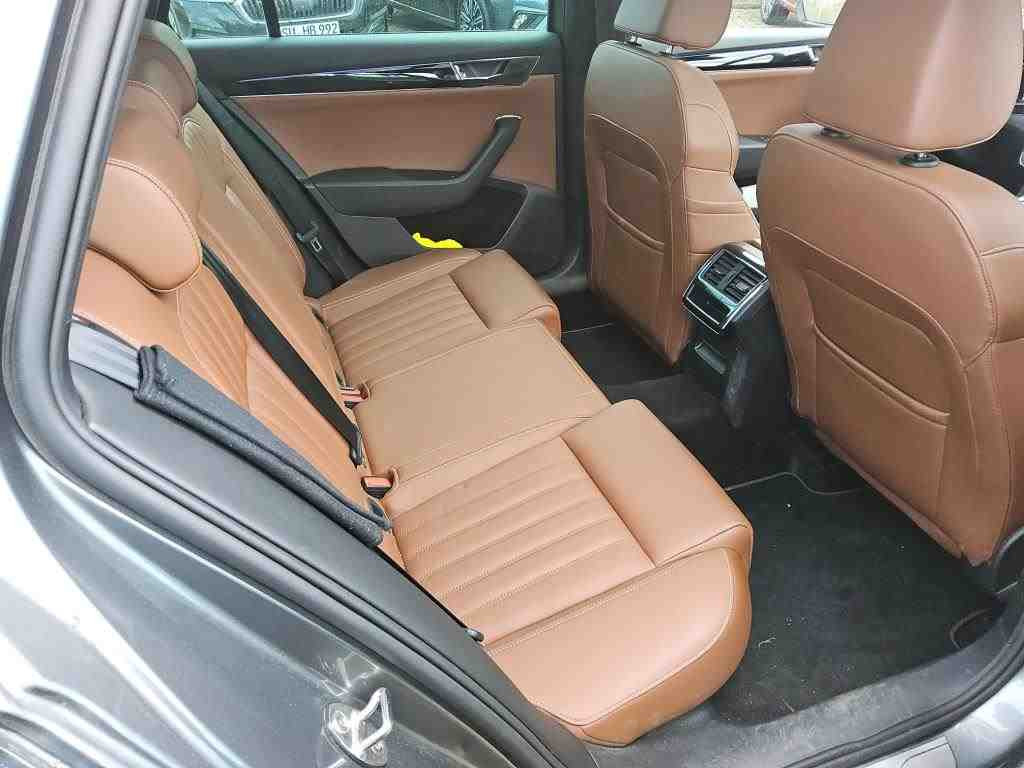 Skoda Superb Combi L&K 2.0TDI 4x4 DSG LED Standhzg Panorama AHK
