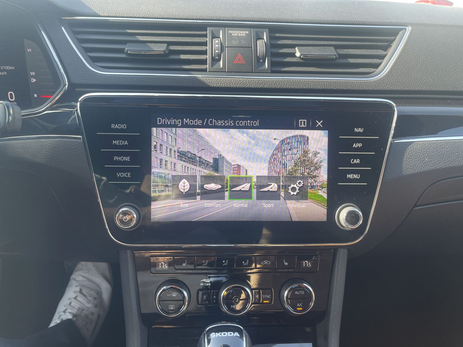 Skoda Superb Combi L&K 2.0TDI 4x4 DSG LED Standhzg Panorama AHK