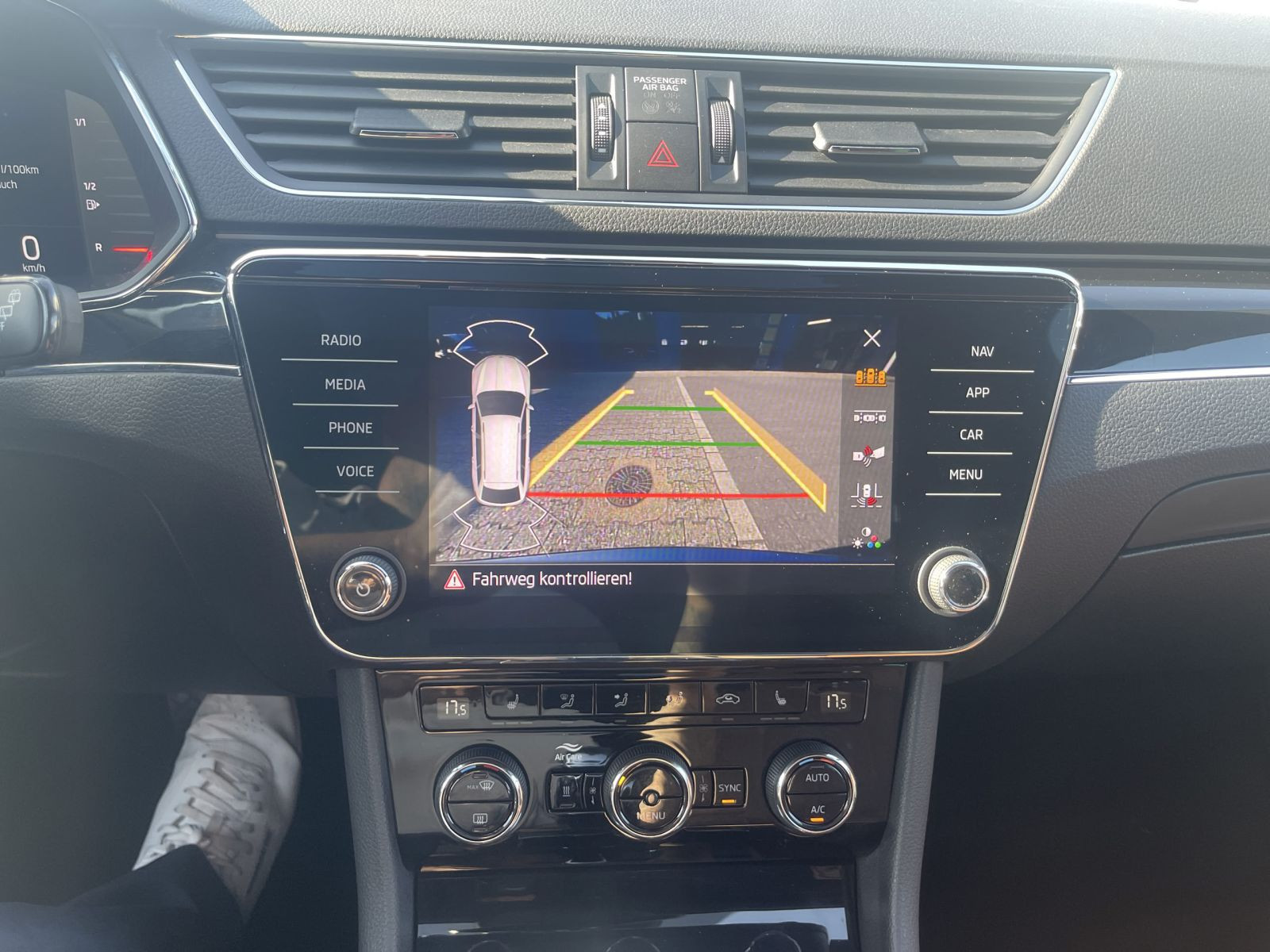 Skoda Superb Combi L&K 2.0TDI 4x4 DSG LED Standhzg Panorama AHK