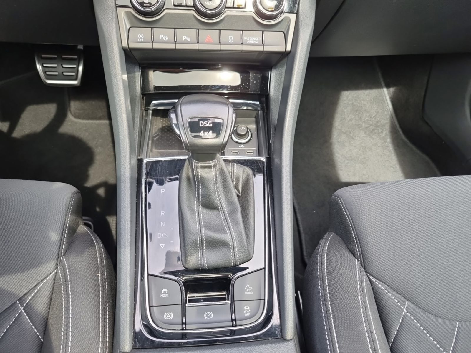 Skoda Karoq Sportline 2.0TSI 4x4 DSG Navi LED Panorama ACC AHK