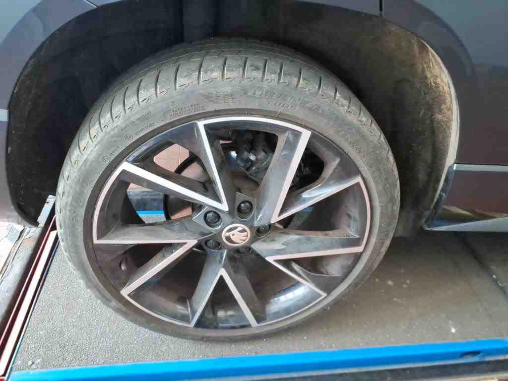 Skoda Karoq Sportline 1.5TSI DSG Navi LED Panorama ACC AHK