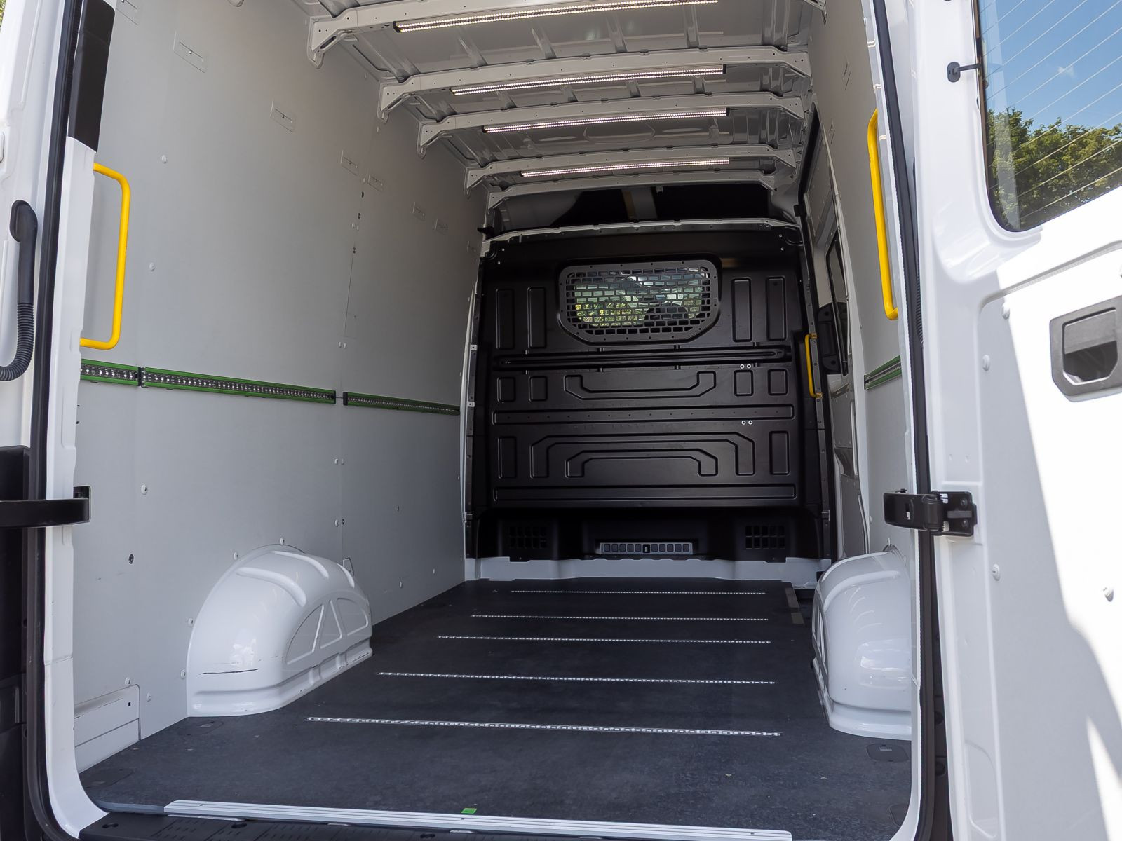 Volkswagen Crafter Kasten MR 2.0TDI Automatik LED Standhzg ACC EPH