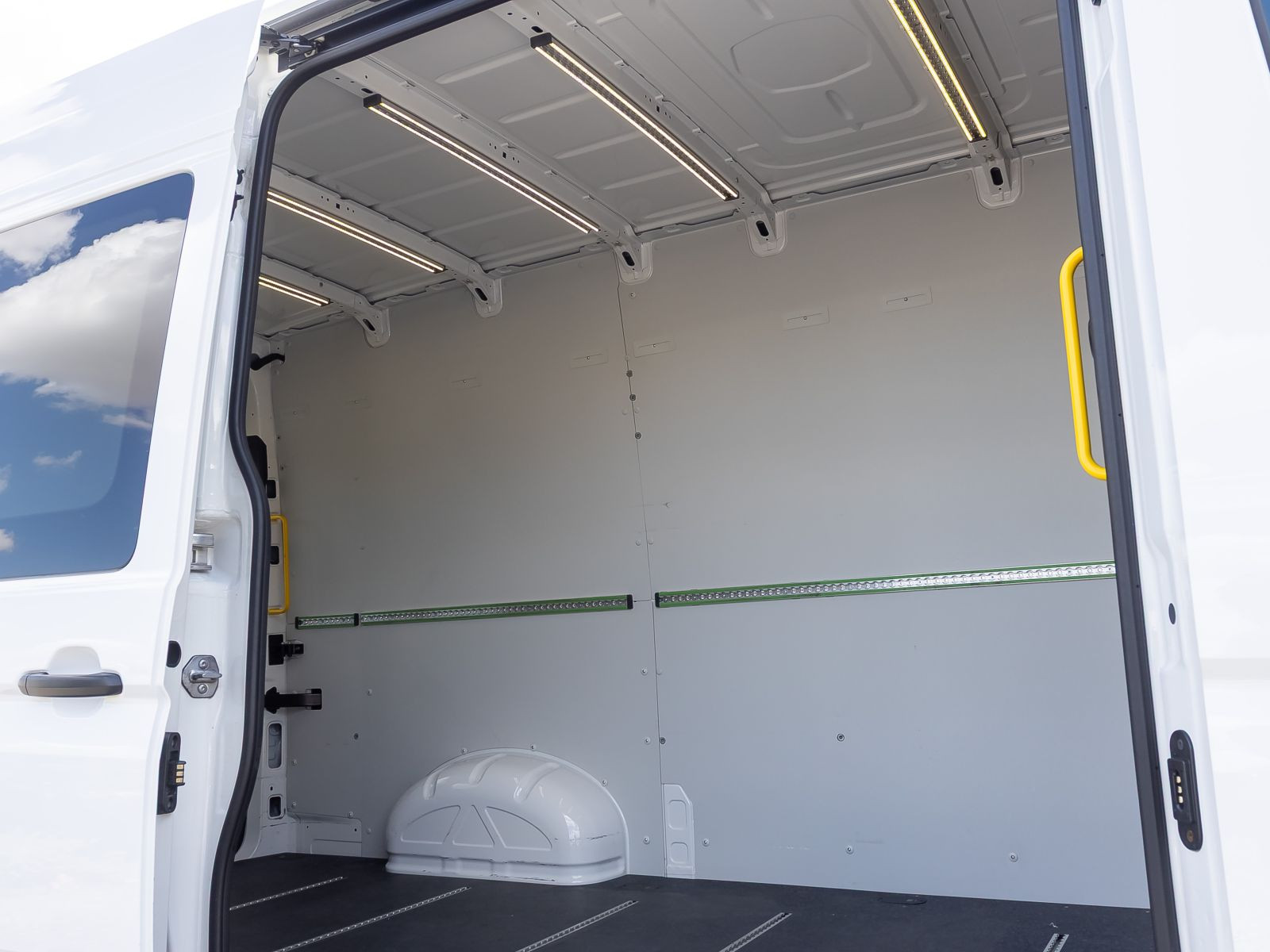Volkswagen Crafter Kasten MR 2.0TDI Automatik LED Standhzg ACC EPH