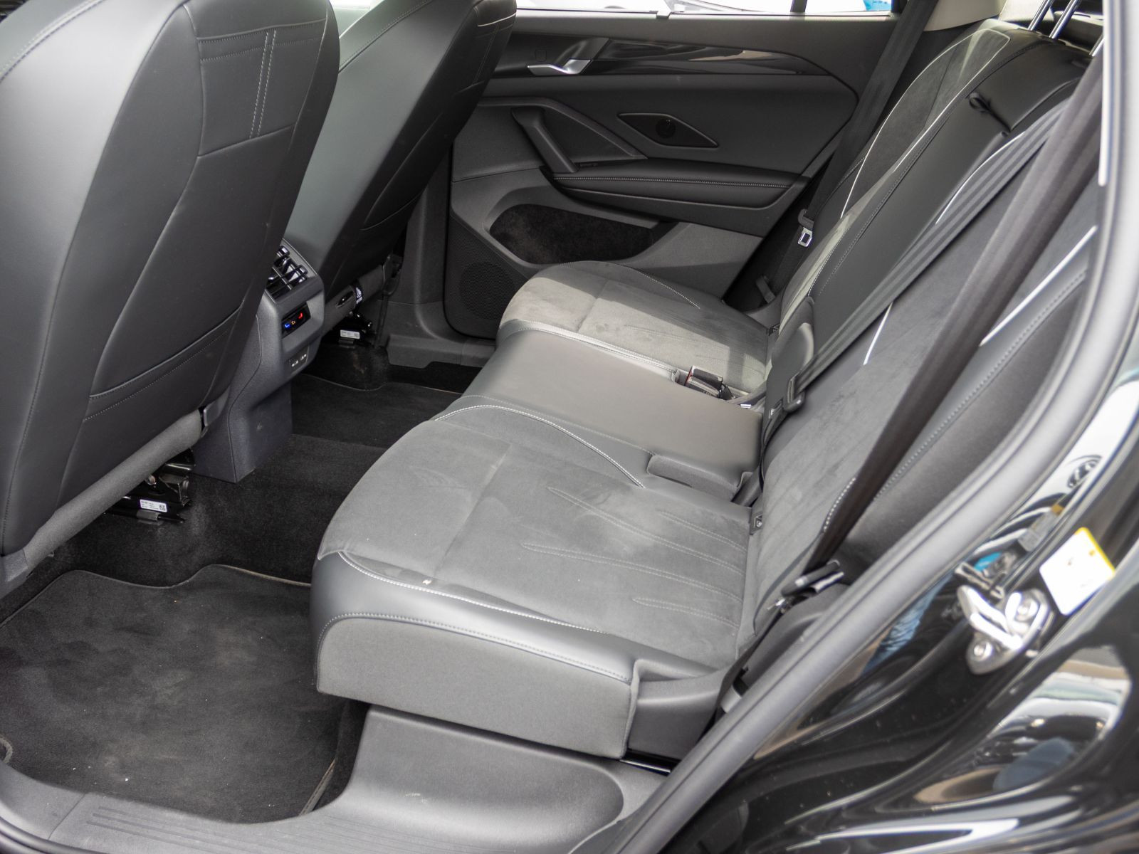 Volkswagen Tayron 1.5 TSI DSG eHybrid Elegance, Navi, HD-LED-Matrix, DCC, Area View inkl. Rückfahrkamera