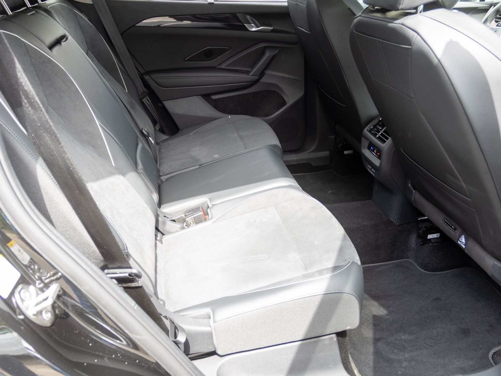 Volkswagen Tayron 1.5 TSI DSG eHybrid Elegance, Navi, HD-LED-Matrix, DCC, Area View inkl. Rückfahrkamera