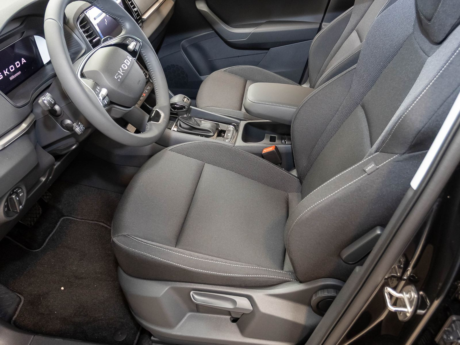 Skoda Karoq Tour 2,0 TDI DSG ACC AHK RFK NAVI KESSY