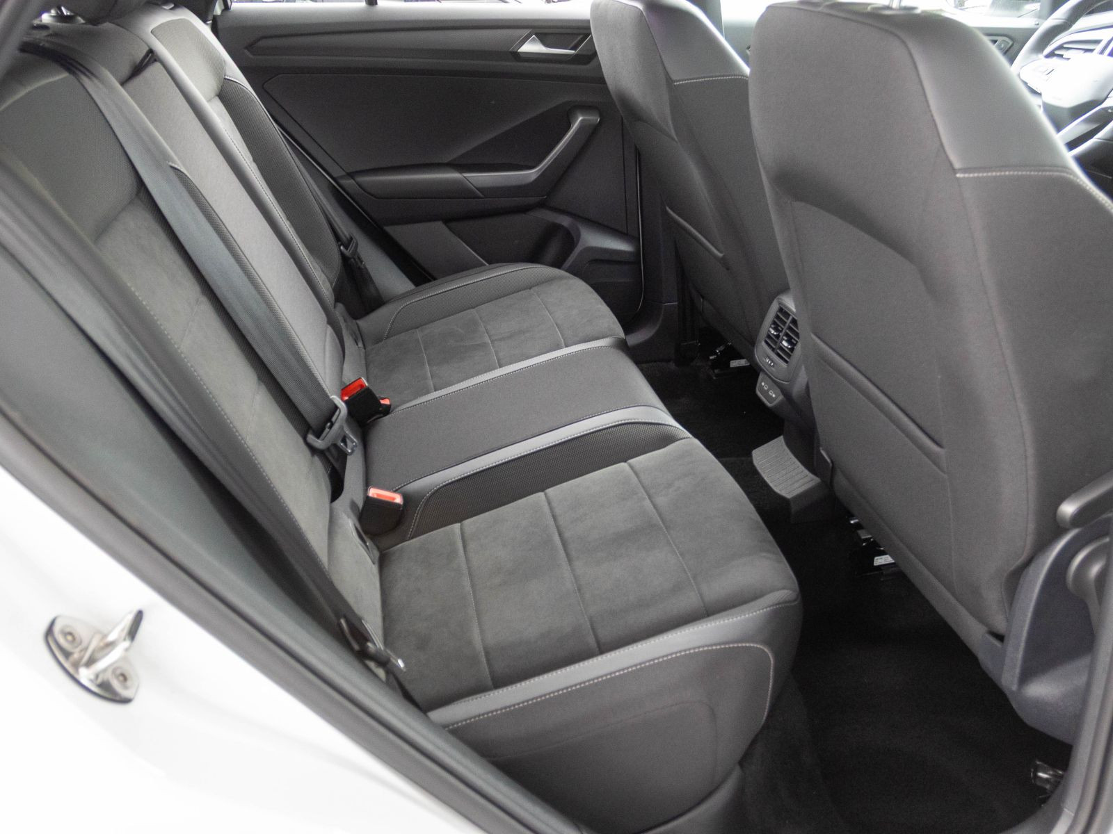 Volkswagen T-ROC 1.5 TSI DSG R-Line, AHK, Navi, LED-Plus, Rückfahrkamera, App-Connect