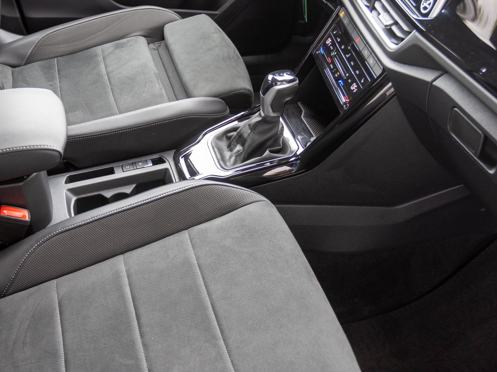 Volkswagen T-ROC 1.5 TSI DSG R-Line, AHK, Navi, LED-Plus, Rückfahrkamera, App-Connect