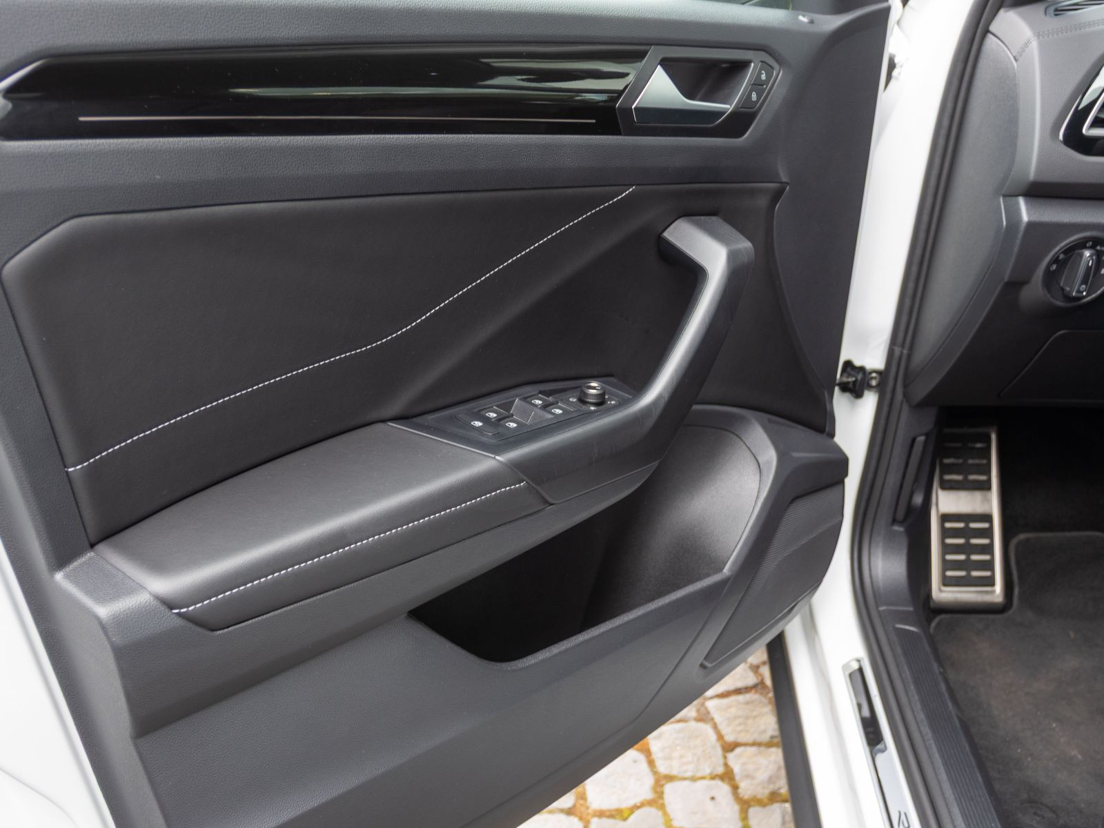 Volkswagen T-ROC 1.5 TSI DSG R-Line, AHK, Navi, LED-Plus, Rückfahrkamera, App-Connect