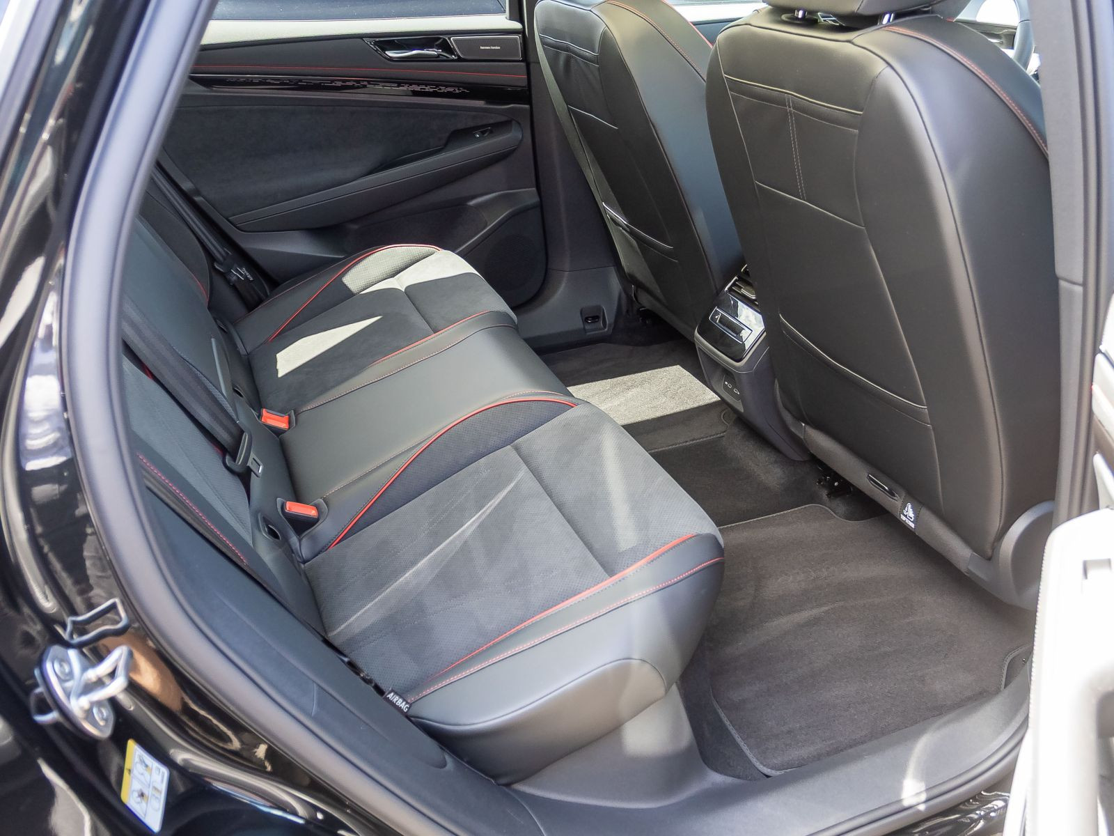 Volkswagen ID.7 Tourer GTX, AHK, Panoramadach, LED-Matrix, Navi, App-Connect, Area View inkl. Rückfahrkamera