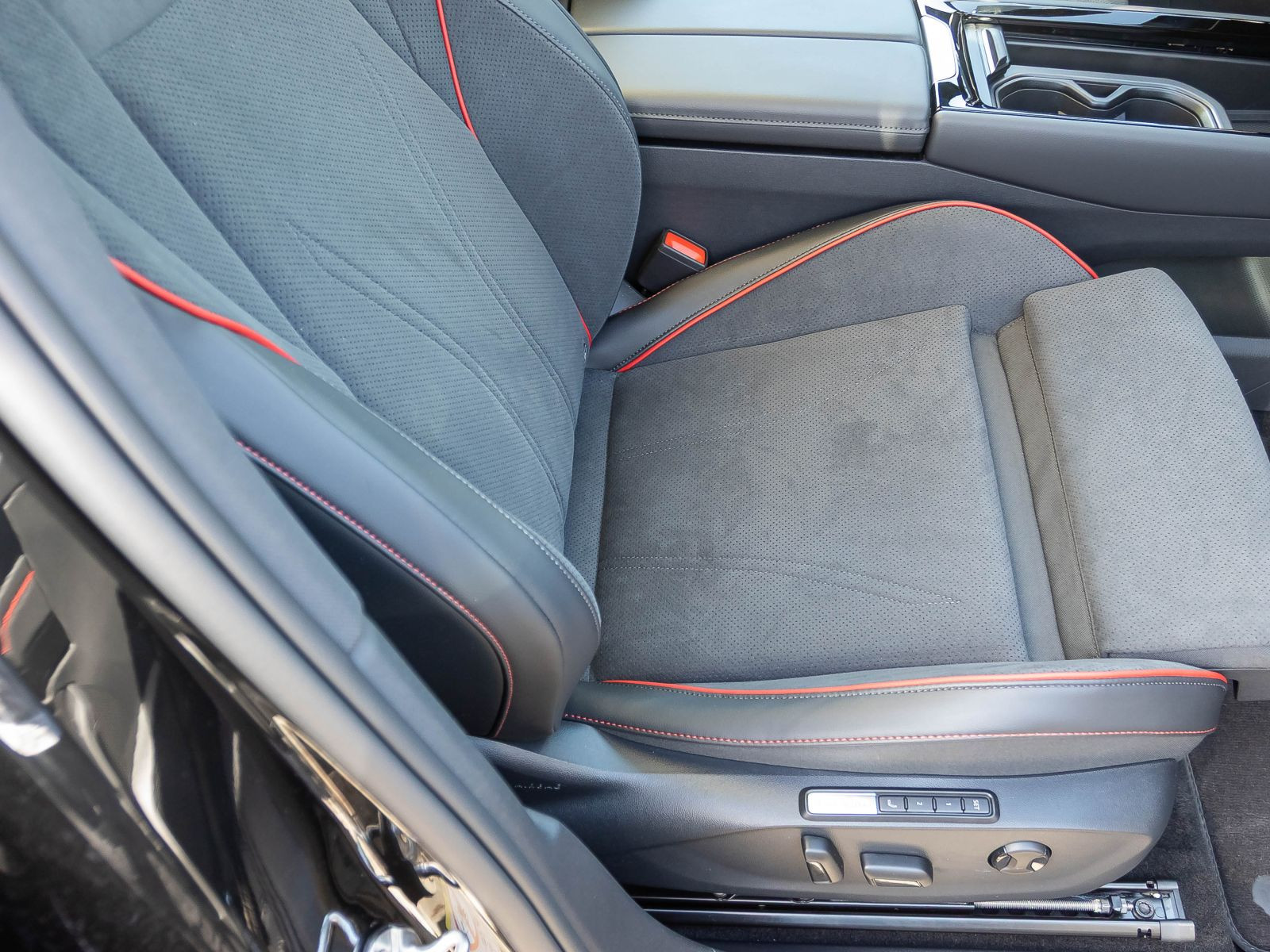 Volkswagen ID.7 Tourer GTX, AHK, Panoramadach, LED-Matrix, Navi, App-Connect, Area View inkl. Rückfahrkamera