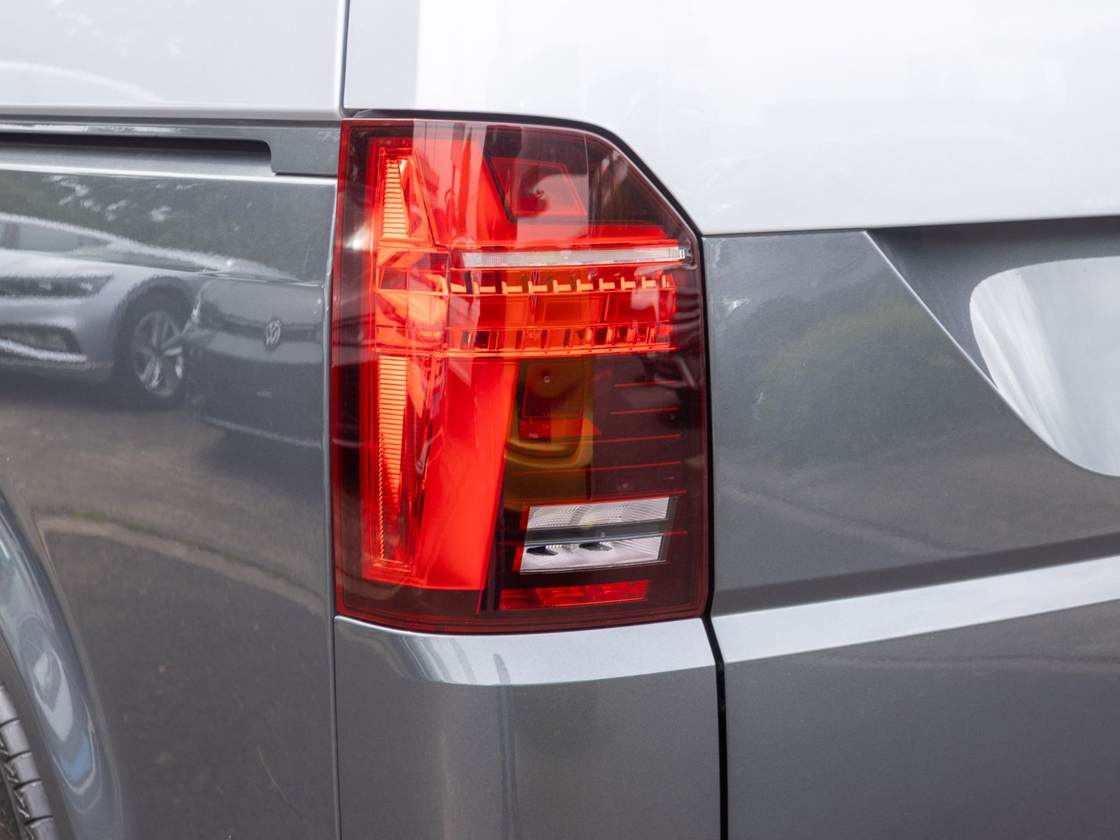 Volkswagen T6.1 Multivan 2.0 TDI DSG 4Motion Comfortline, AHK, Navi, Standheizung, LED