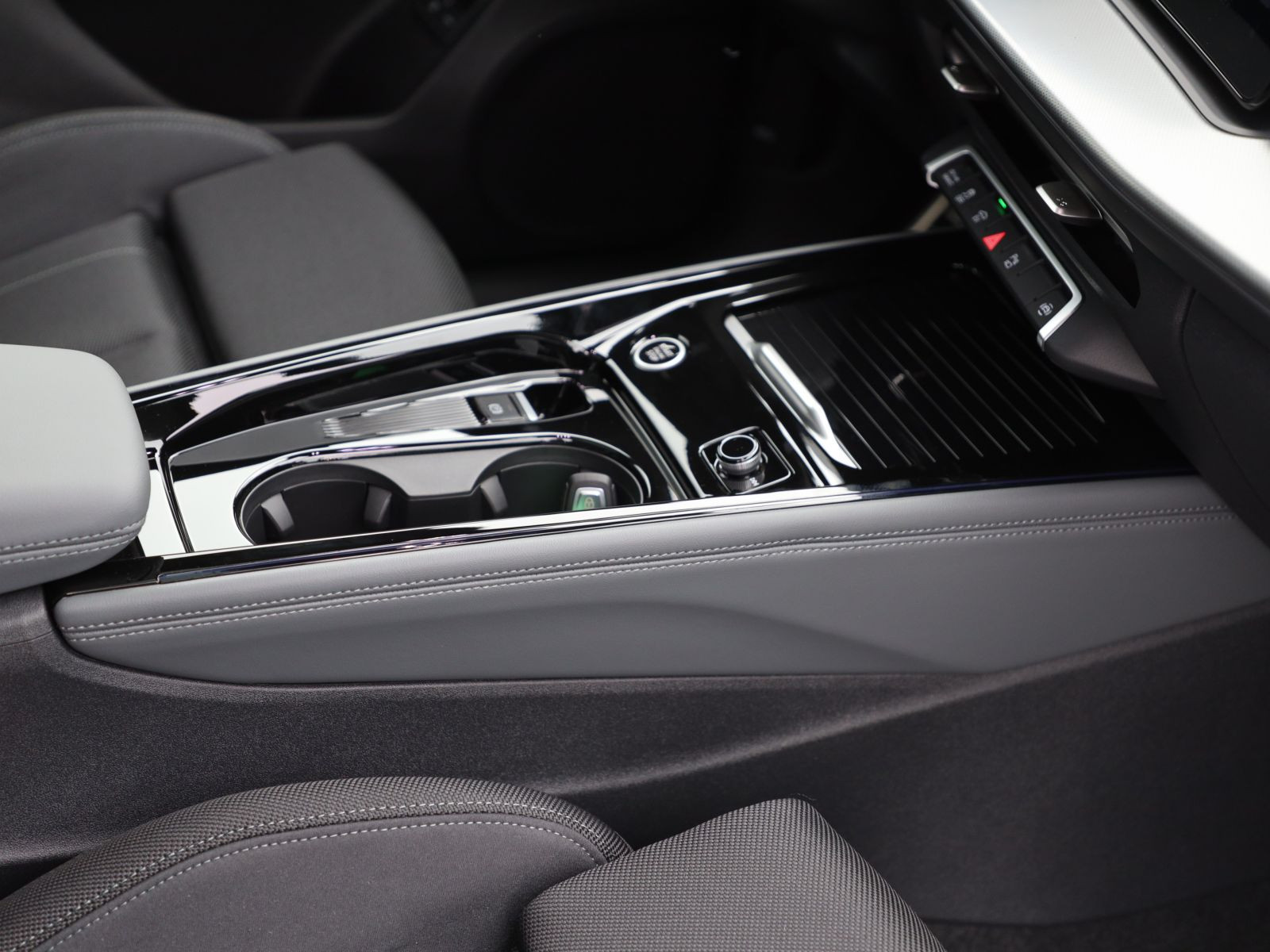 Audi Q3 SUV e-hybrid S line 200kW Pano/ TechPlus / 20" Tripod