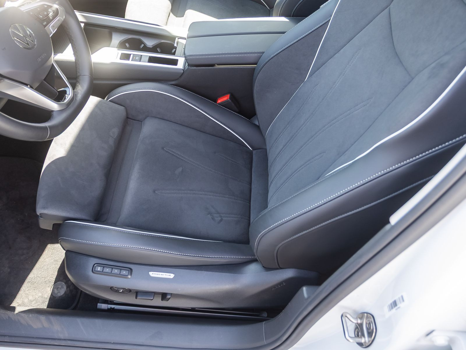 Volkswagen Passat 1.5 eTSI DSG Business, Navi, LED, Area View inkl. Rückfahrkamera, App-Connect