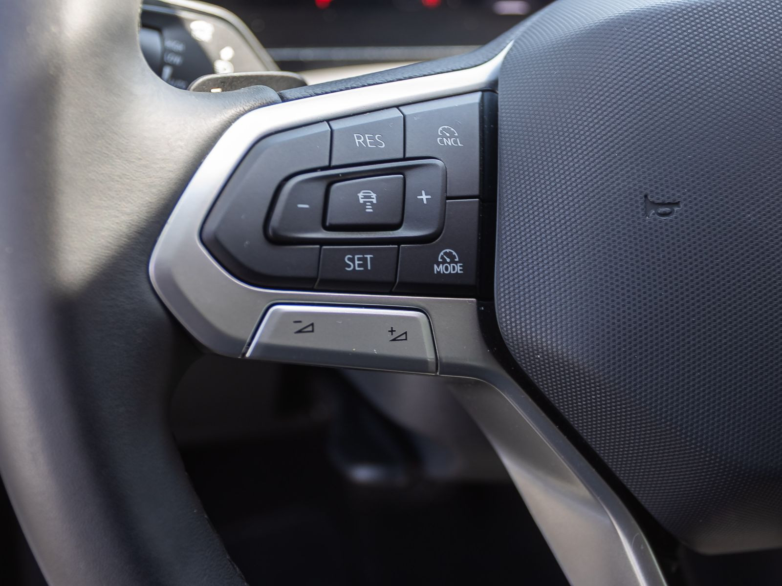 Volkswagen Passat 1.5 eTSI DSG Business, Navi, LED, Area View inkl. Rückfahrkamera, App-Connect