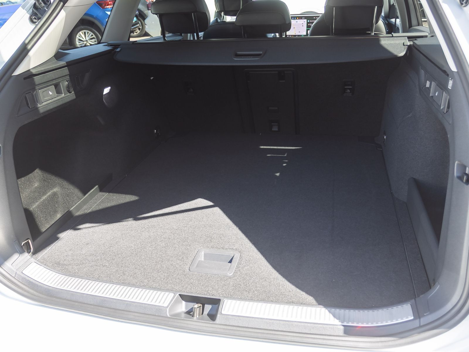 Volkswagen Passat 1.5 eTSI DSG Business, Navi, LED, Area View inkl. Rückfahrkamera, App-Connect