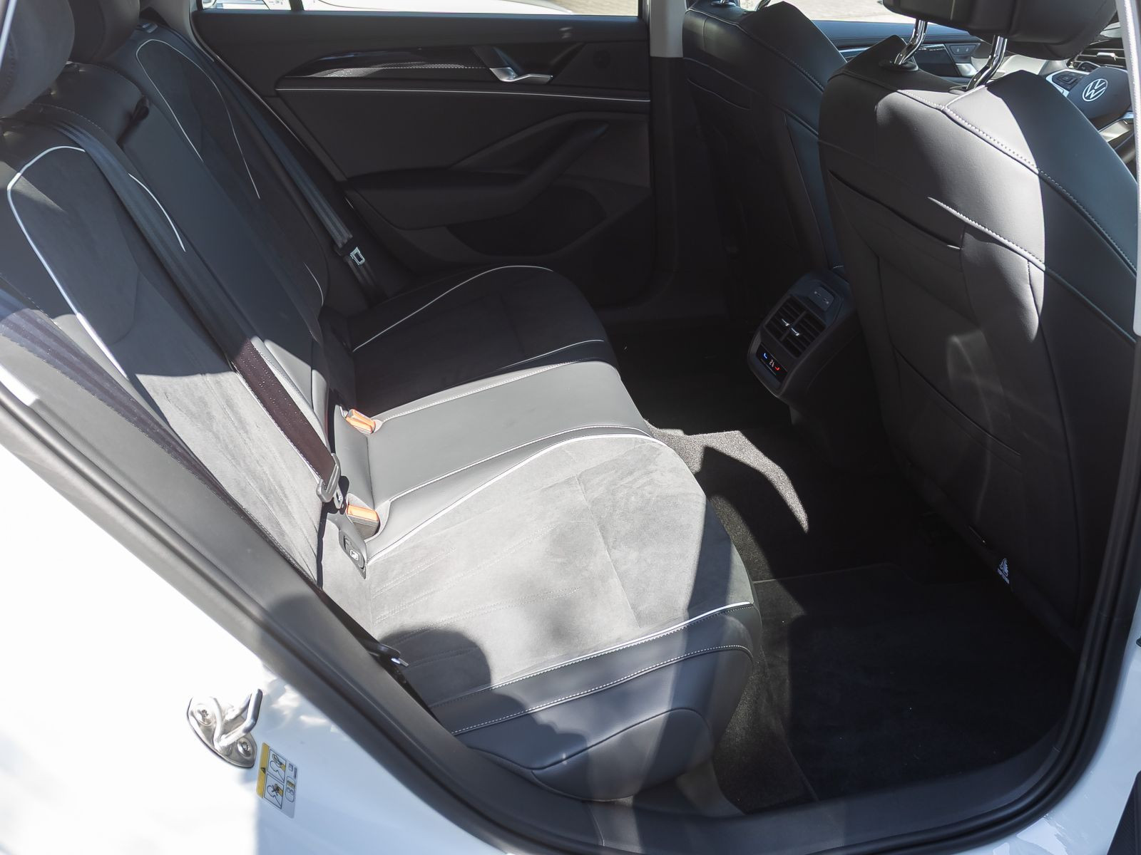 Volkswagen Passat 1.5 eTSI DSG Business, Navi, LED, Area View inkl. Rückfahrkamera, App-Connect
