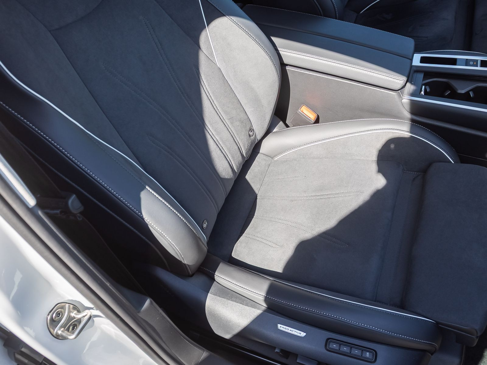 Volkswagen Passat 1.5 eTSI DSG Business, Navi, LED, Area View inkl. Rückfahrkamera, App-Connect