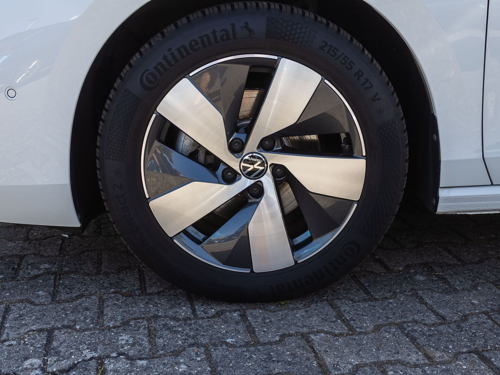 Volkswagen Passat 1.5 eTSI DSG Business, Navi, LED, Area View inkl. Rückfahrkamera, App-Connect