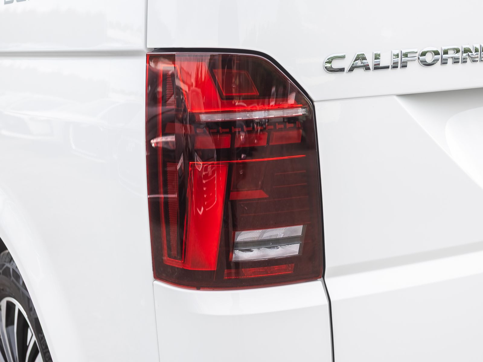 Volkswagen T6.1 California Beach 2.0TDI DSG Navi LED Standhzg ACC AHK