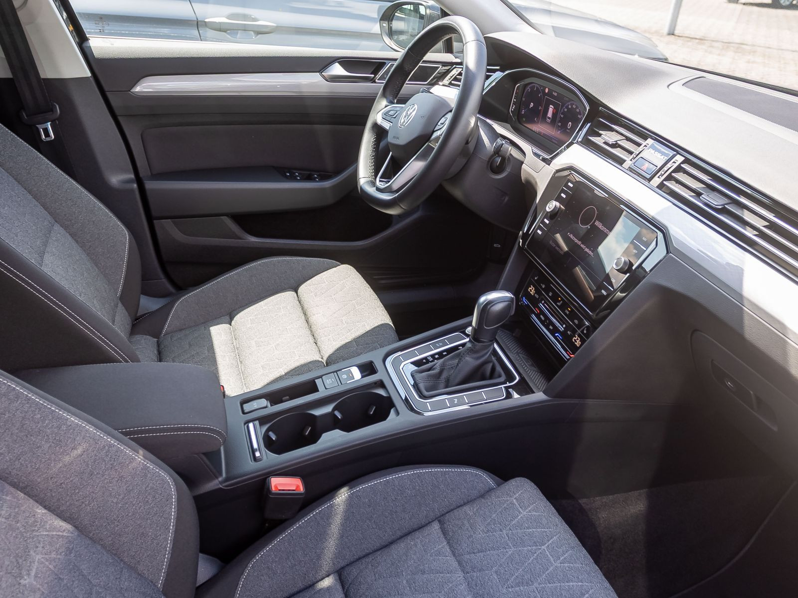 Volkswagen Passat Variant Business 2.0TDI DSG Navi LED ACC AHK