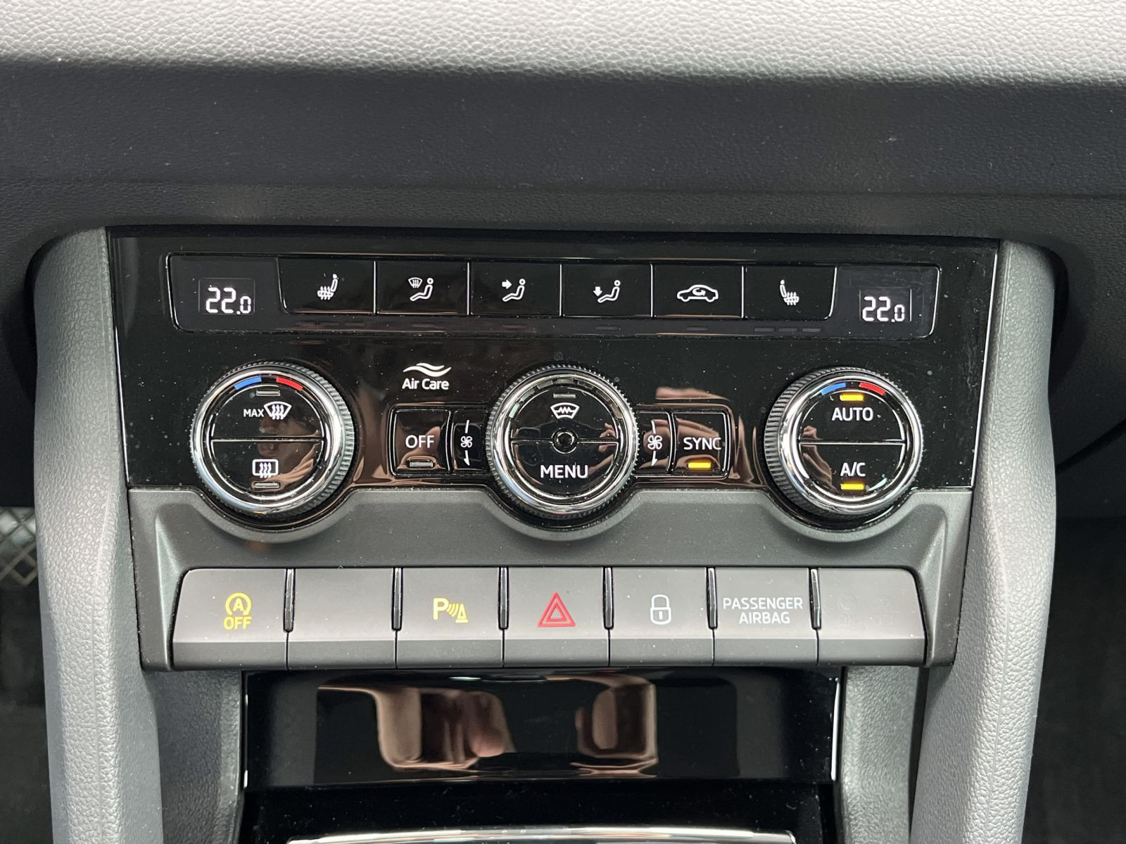 Skoda Karoq Ambition 2.0TDI Navi Matrix ACC Carplay AHK