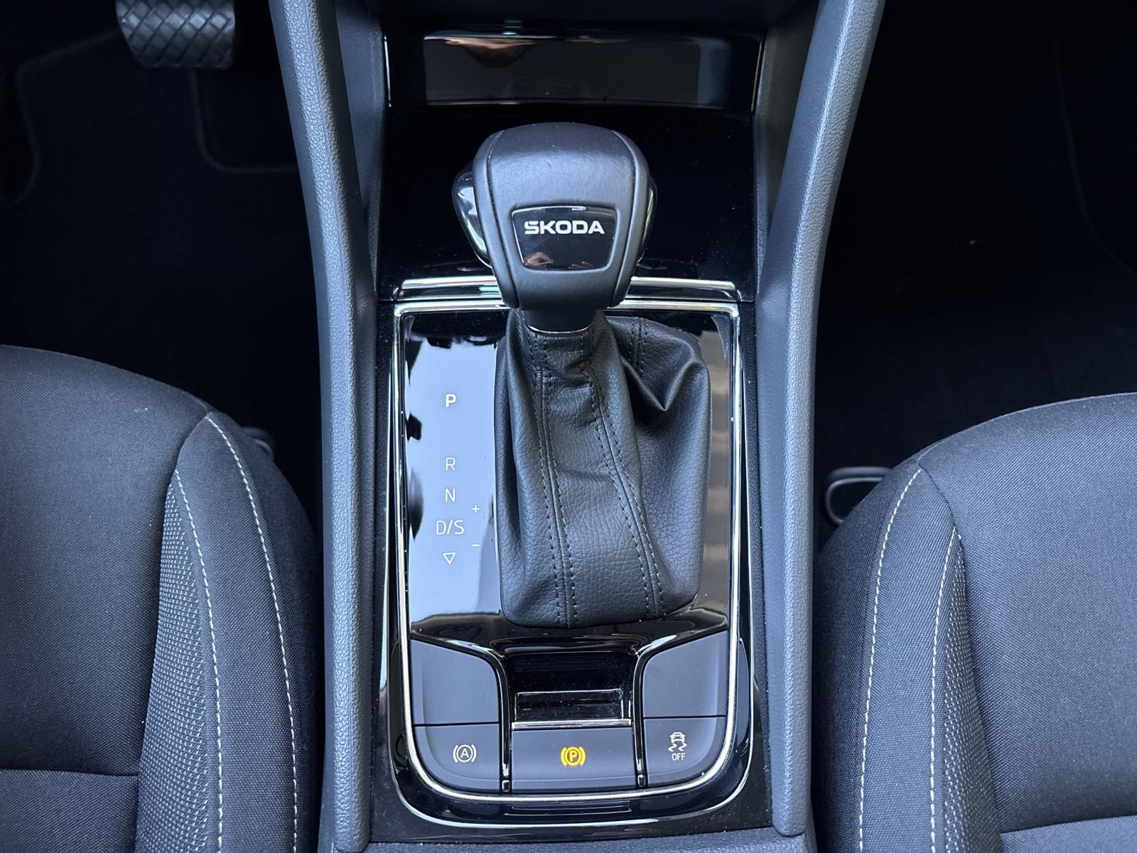 Skoda Karoq Selection 1,5 TSI DSG GRA LED Sitzhzg