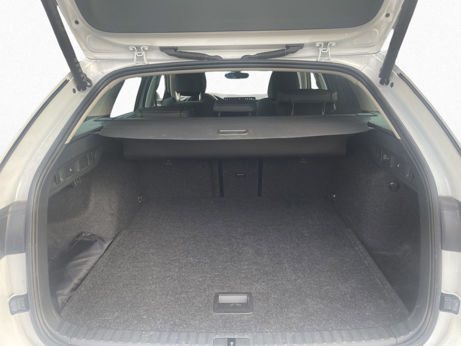 Skoda Octavia Combi Selection 2.0 TDI DSG Navi HuD AHK