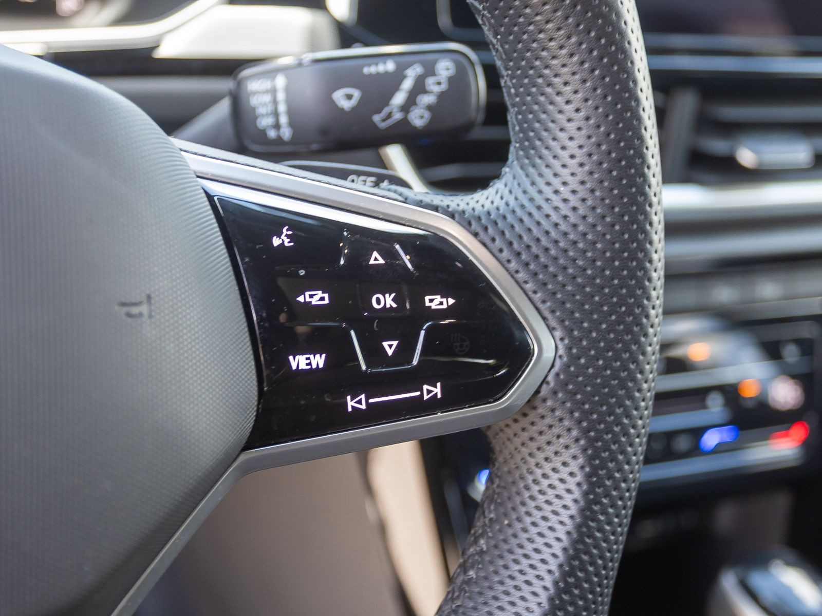 Volkswagen T-Roc 2.0 TSI DSG R-Line, Panoramadach, LED-Matrix, Navi, Rückfahrkamera