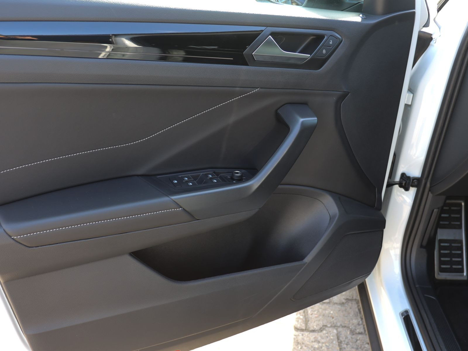 Volkswagen T-Roc 1.5 TSI DSG R-Line, AHK, Navi, LED, Rückfahrkamera, App-Connect