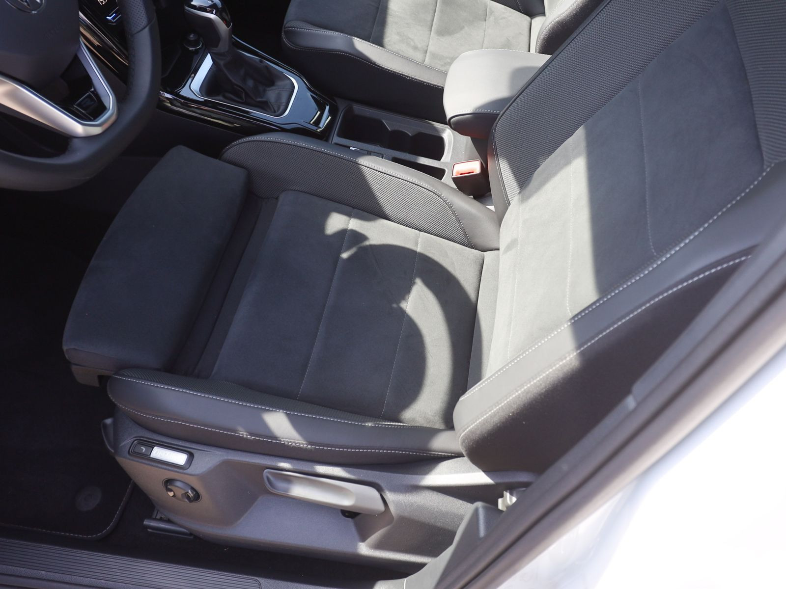 Volkswagen T-Roc 1.5 TSI DSG R-Line, AHK, Navi, LED, Rückfahrkamera, App-Connect